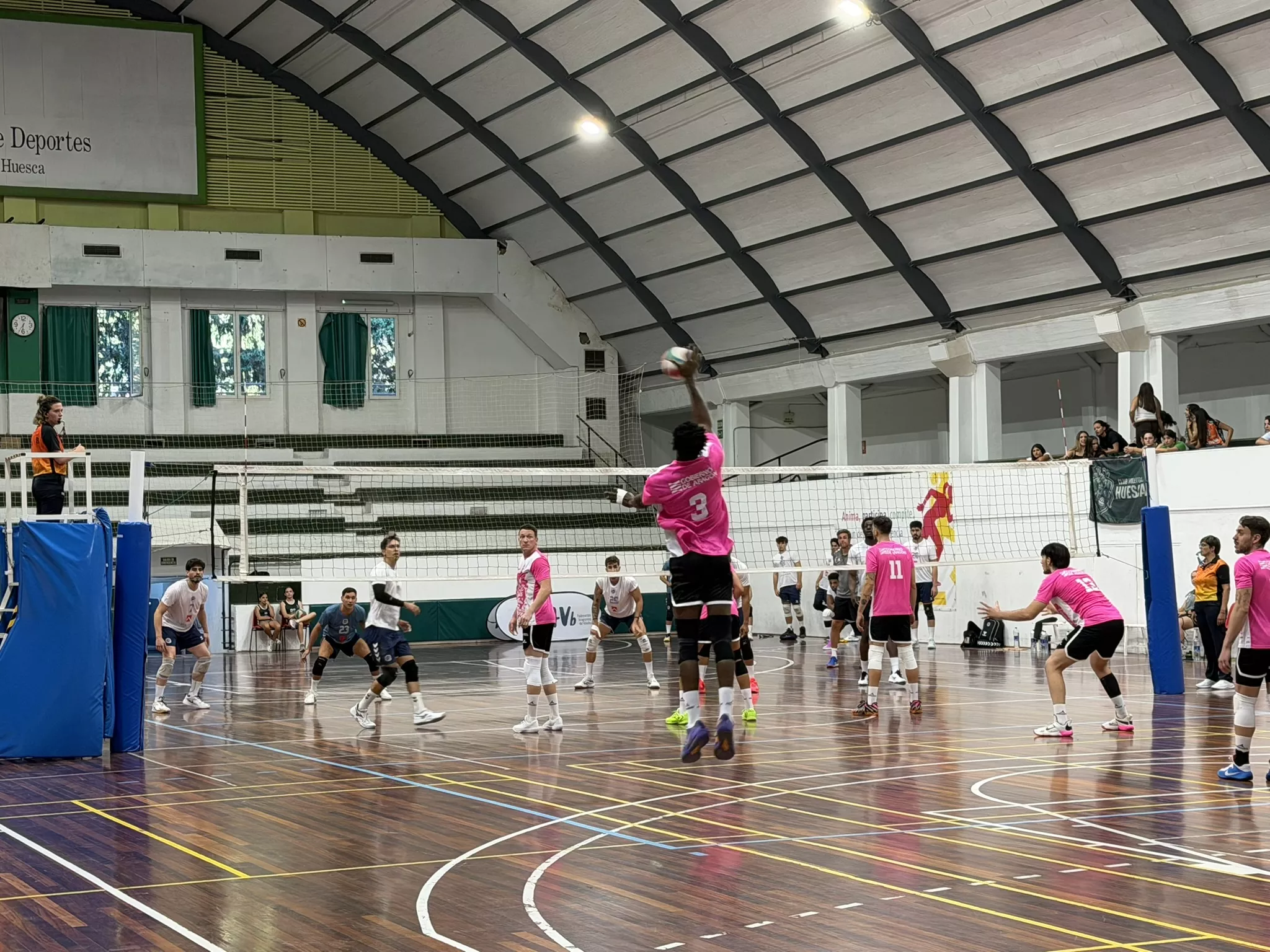 Un momento del partido entre Pamesa Teruel Voleibol y Benidorm. Foto: Adri Mora