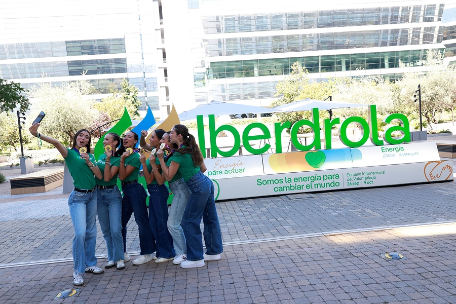 Las gimnastas haciéndose un selfi en las puertas de Iberdrola.