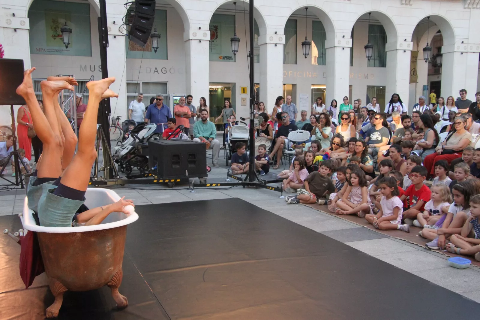 Cíe Le Polpesse en la Plaza López Allué de Huesca. Foto Carlos Neofato