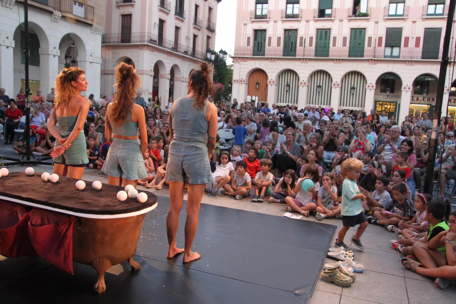 Cíe Le Polpesse en la Plaza López Allué de Huesca. Foto Carlos Neofato