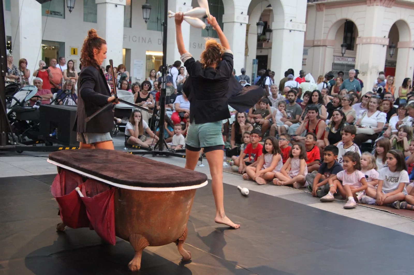 Cíe Le Polpesse en la Plaza López Allué de Huesca. Foto Carlos Neofato