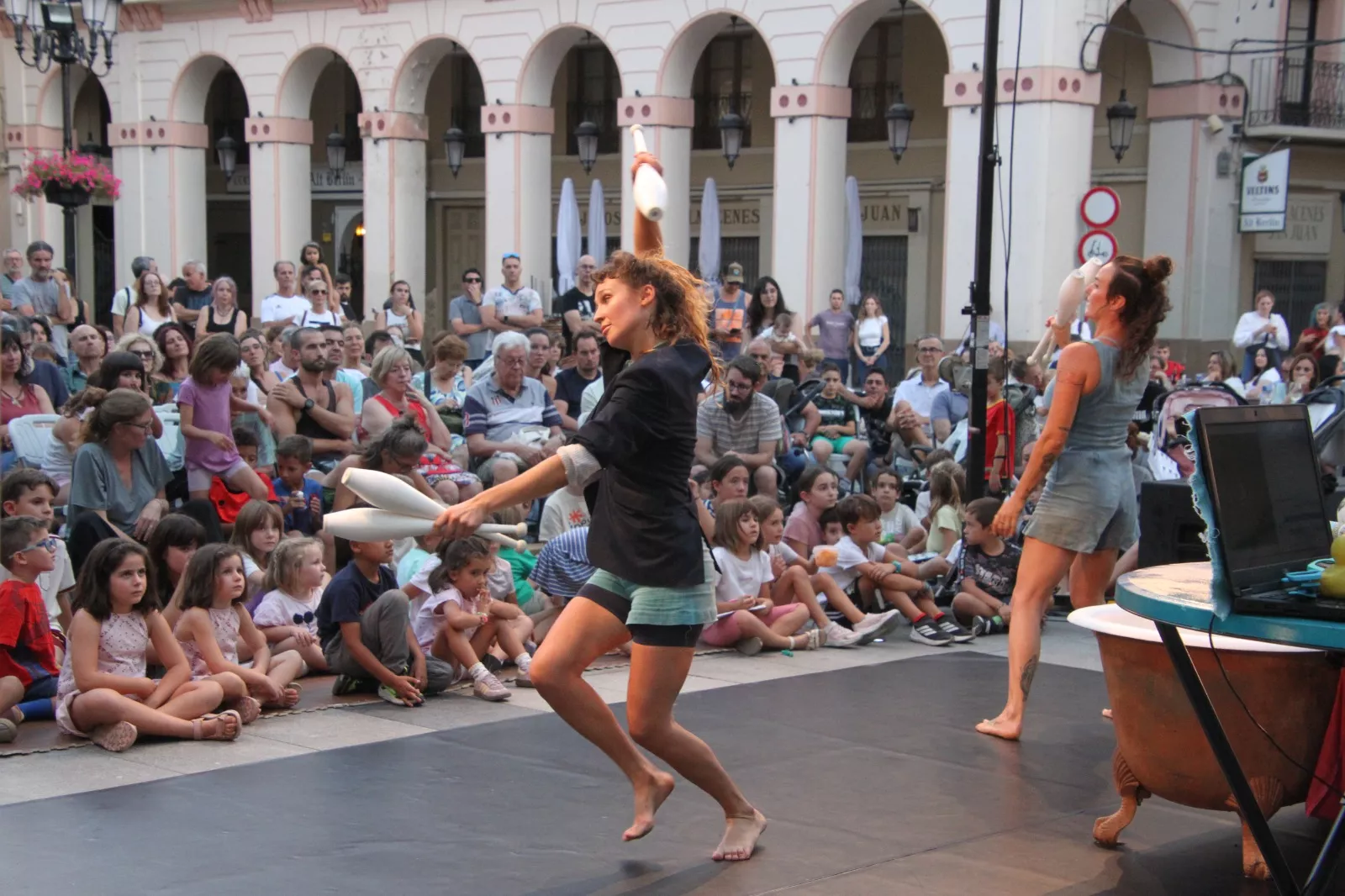 Cíe Le Polpesse en la Plaza López Allué de Huesca. Foto Carlos Neofato