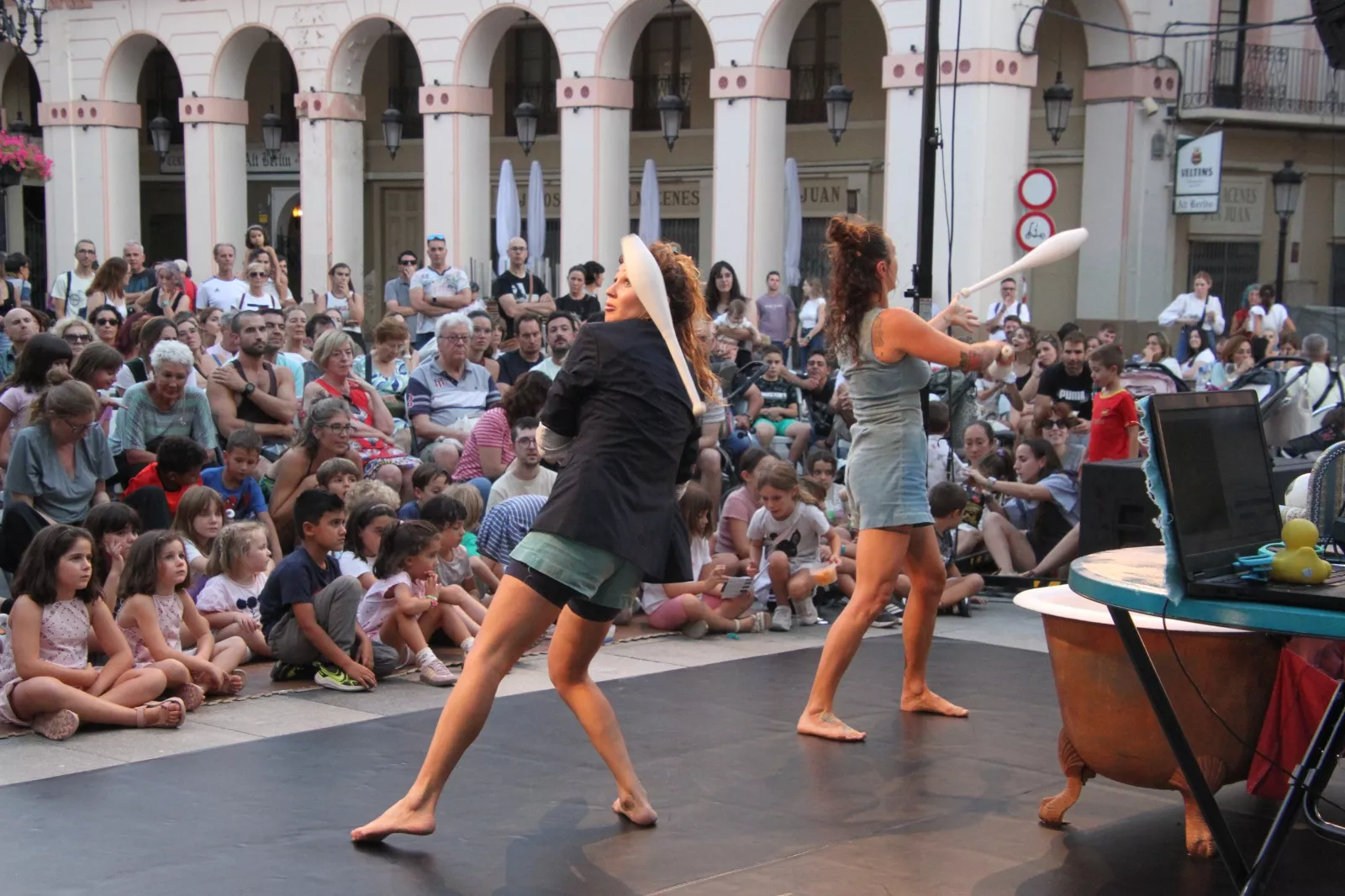 Cíe Le Polpesse en la Plaza López Allué de Huesca. Foto Carlos Neofato