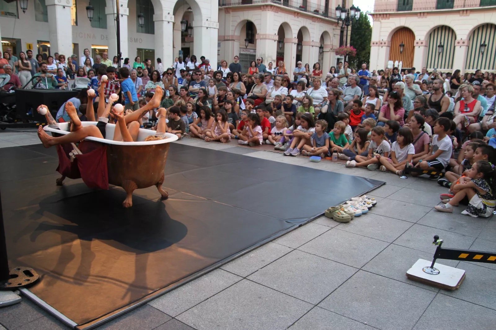 Cíe Le Polpesse en la Plaza López Allué de Huesca. Foto Carlos Neofato