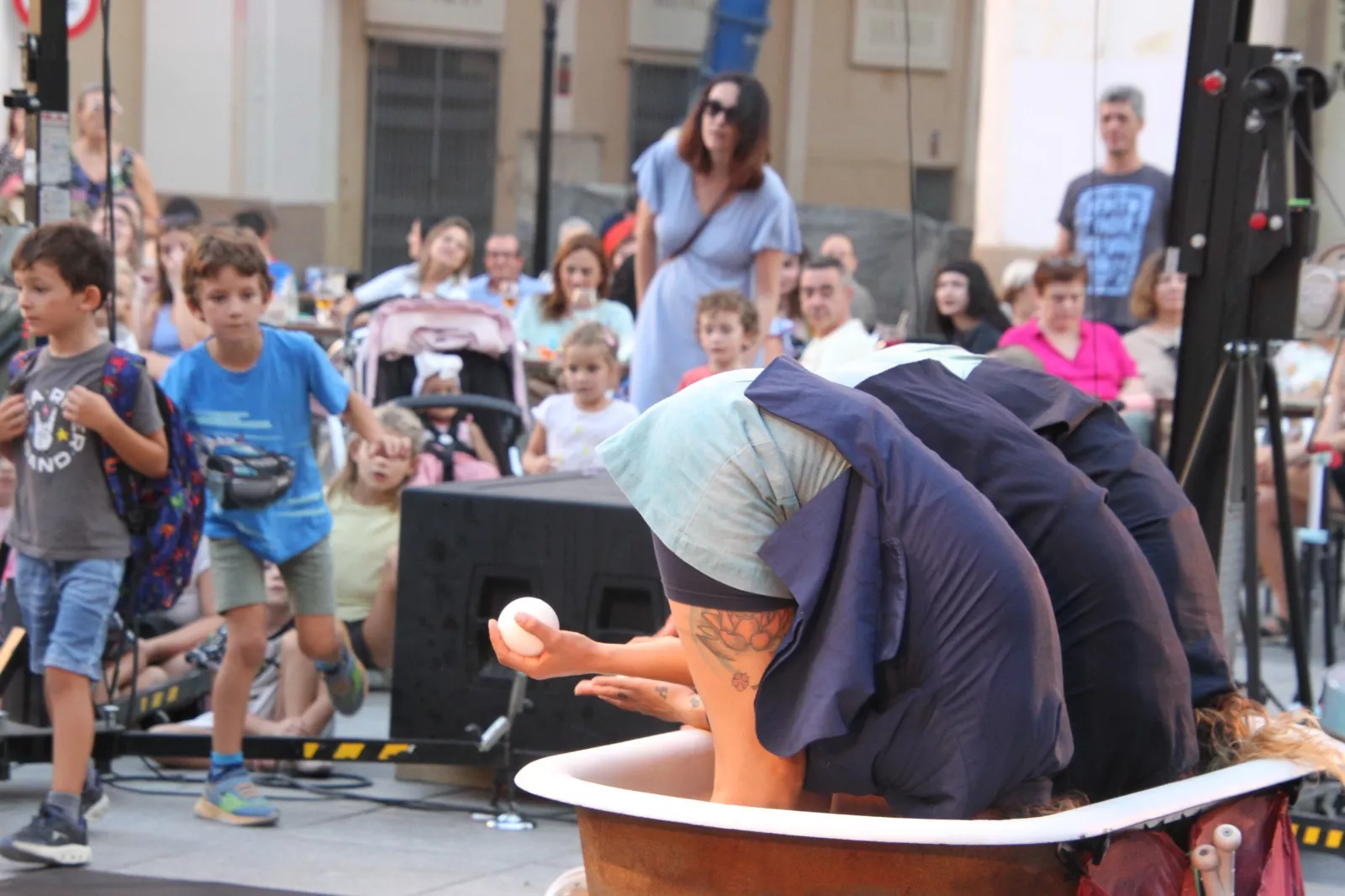 Cíe Le Polpesse en la Plaza López Allué de Huesca. Foto Carlos Neofato