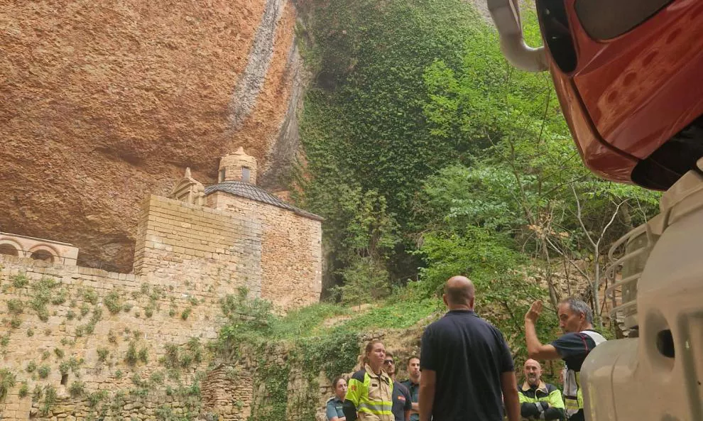 Bomberos en el Monasterio Viejo de San Juan de la Peña durante el incendio de Riglos de este agosto. DGA