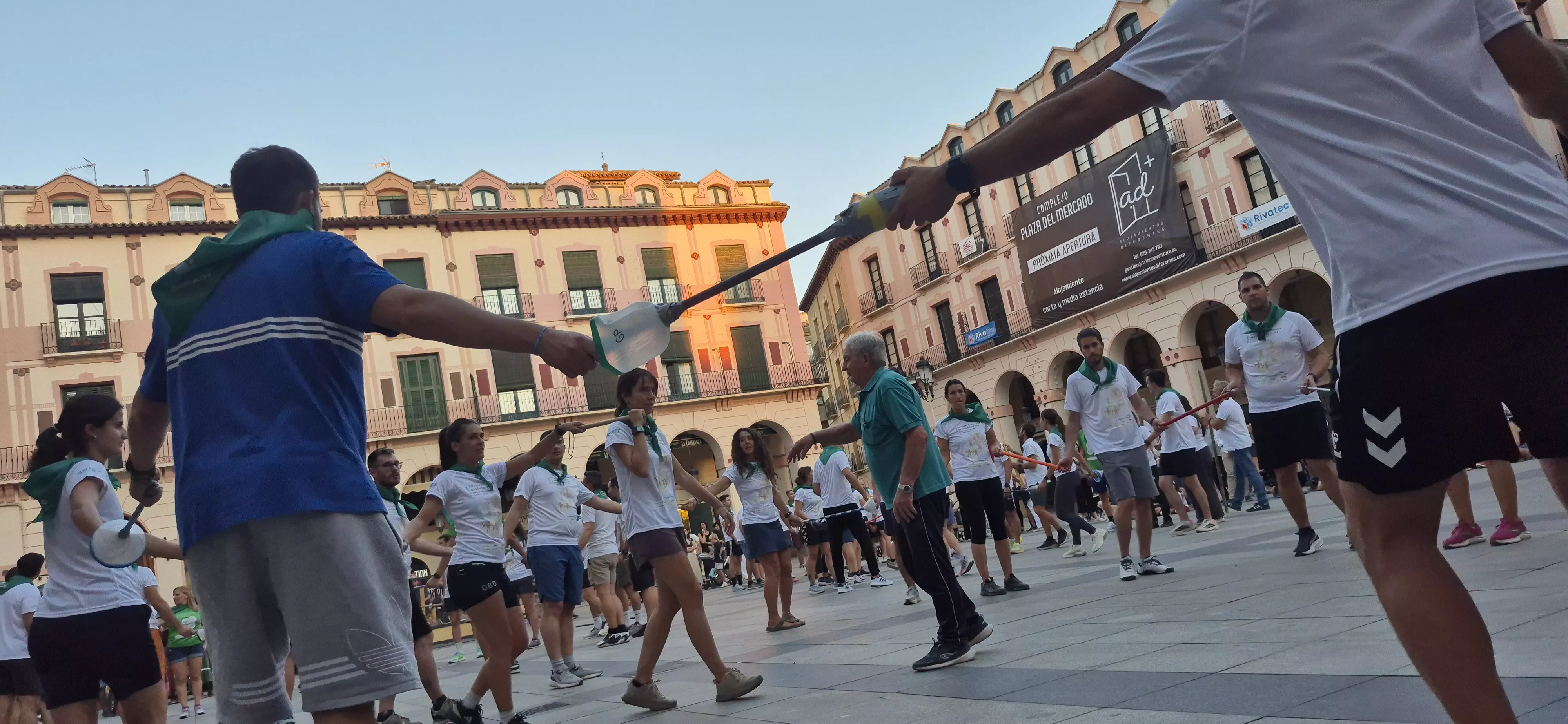 El mayoral, explicando cómo se baila el Degollau Foto Myriam Martínez