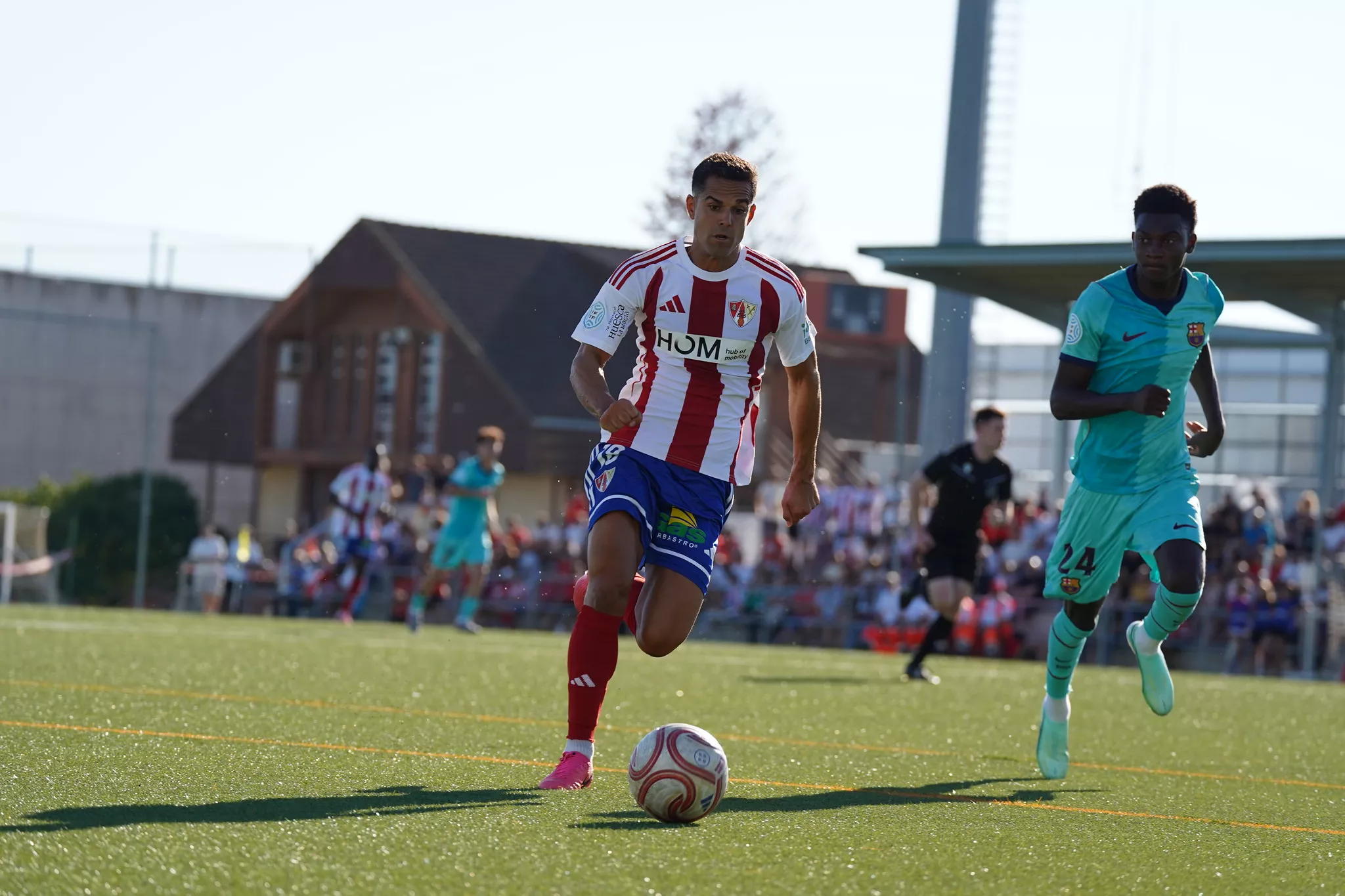 Fran Rodríguez, jugador del Barbastro en el partido contra el Barça. Salamero, presidente del Barbastro: "Somos ambiciosos, queremos superar los 1.000 abonados" . Foto Dani Vidal