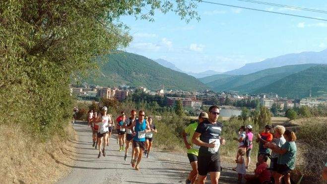 Un momento de la Vertical subida a Oroel Un momento de la Vertical subida a Oroel