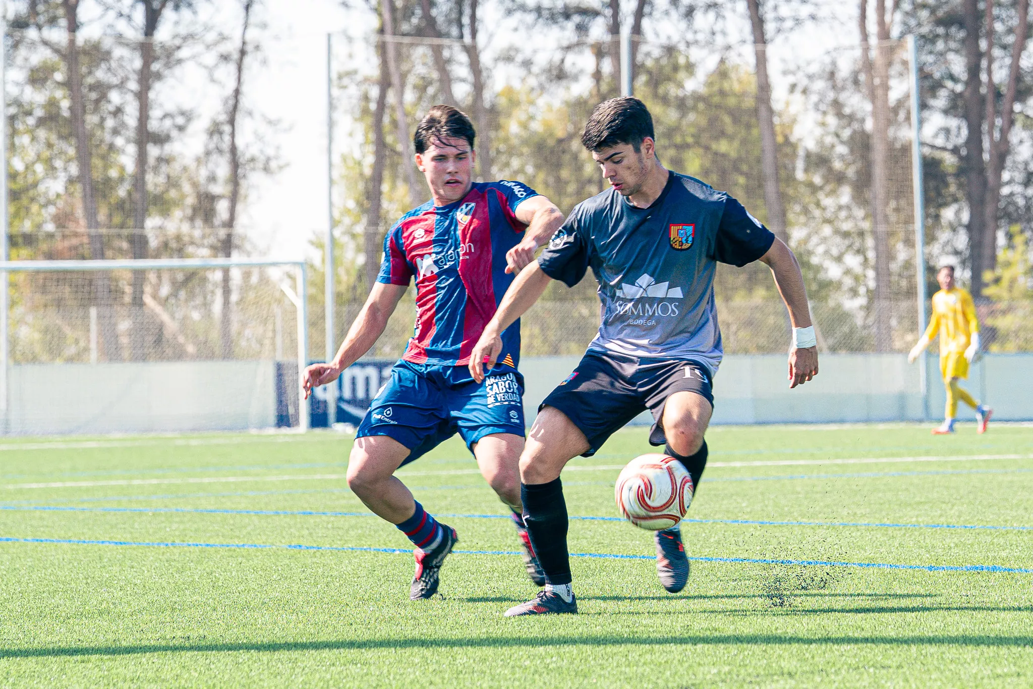 Un momento del partido entre el Huesca B y el Fraga en la Base Aragonesa. Foto: SD Huesca