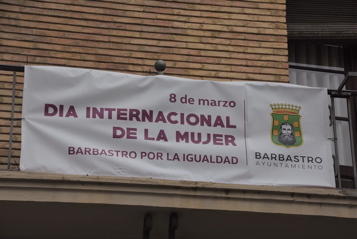 Pancarta del Día Internacional de la Mujer colocada en el Ayuntamiento de Barbastro.