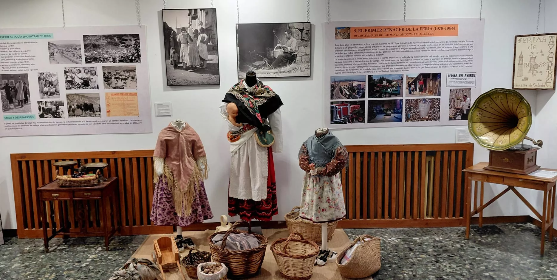 Inauguración de la exposición ‘Historia de las ferias de Ayerbe’.