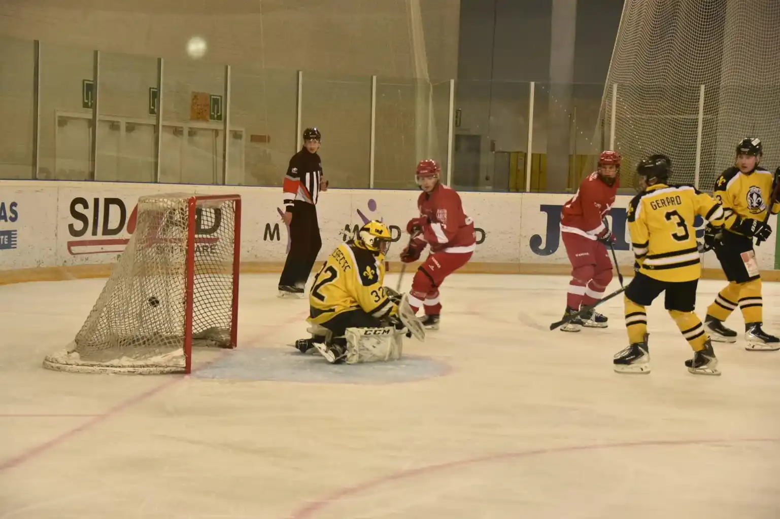 El Club Hielo Jaca ha arrancado la liga con victoria. Foto: CHJ/KAVIRO