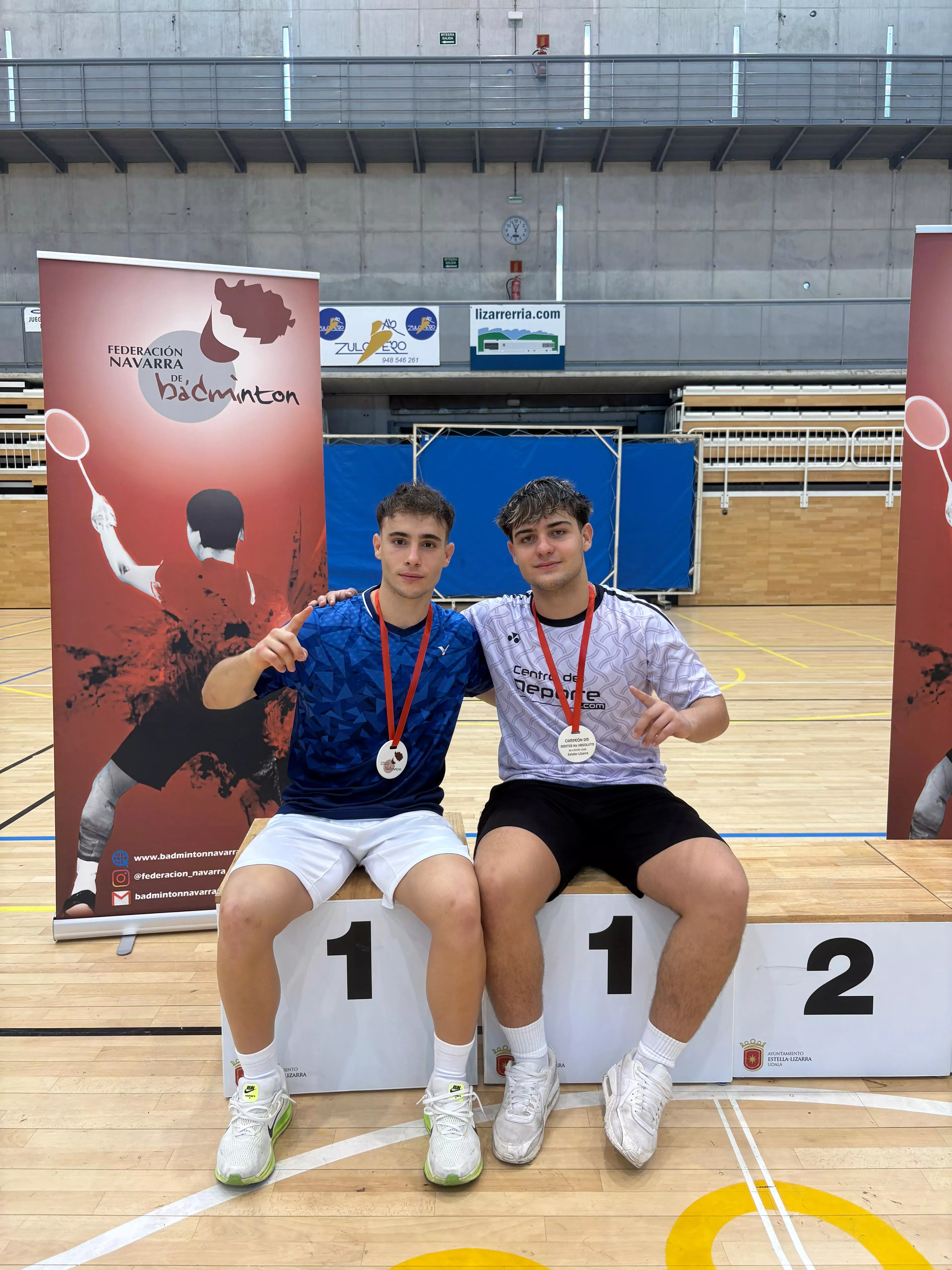 Alejandro Gállego y Gonzalo Isábal, con sus medallas de Estella.