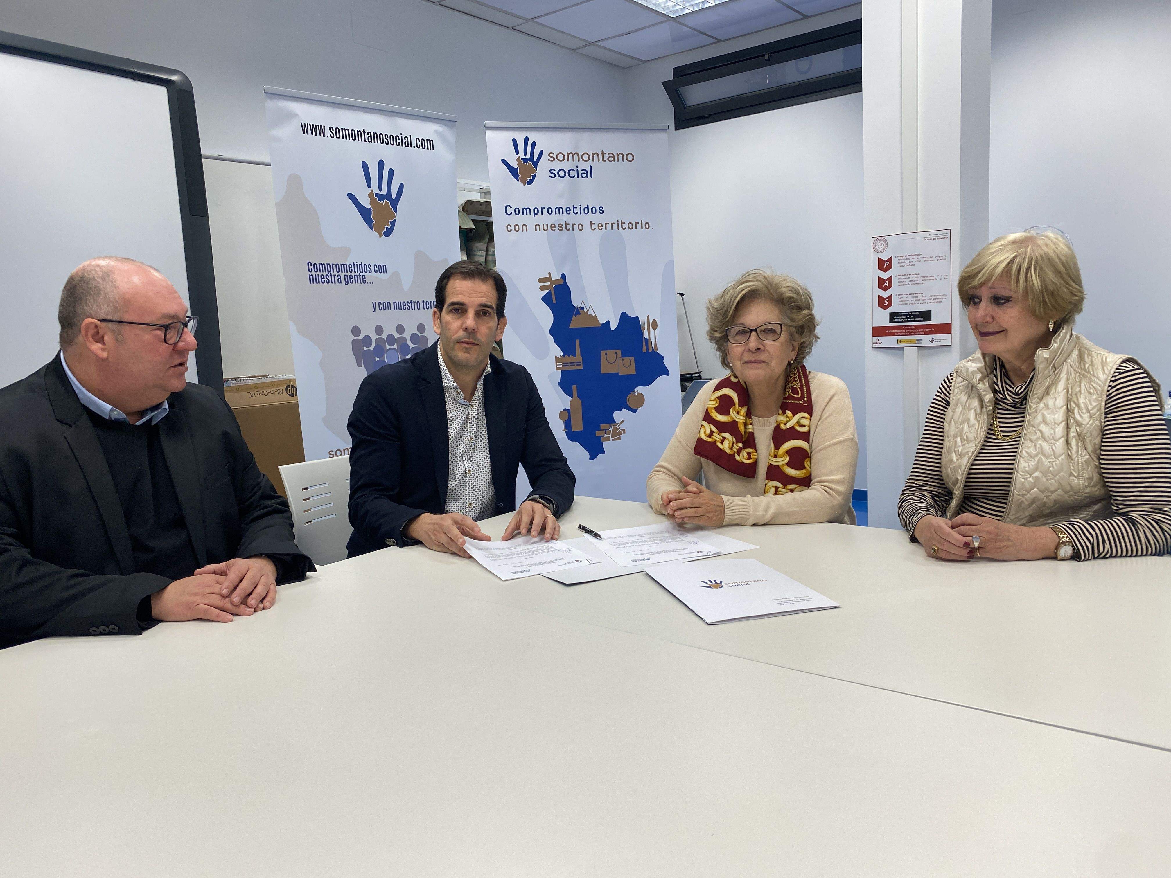 José María Calasanz, Dani Gracia, Carmen Javierre y Pilar Puértolas, en la firma del convenio de Somontano Social y Alzheimer Barbastro