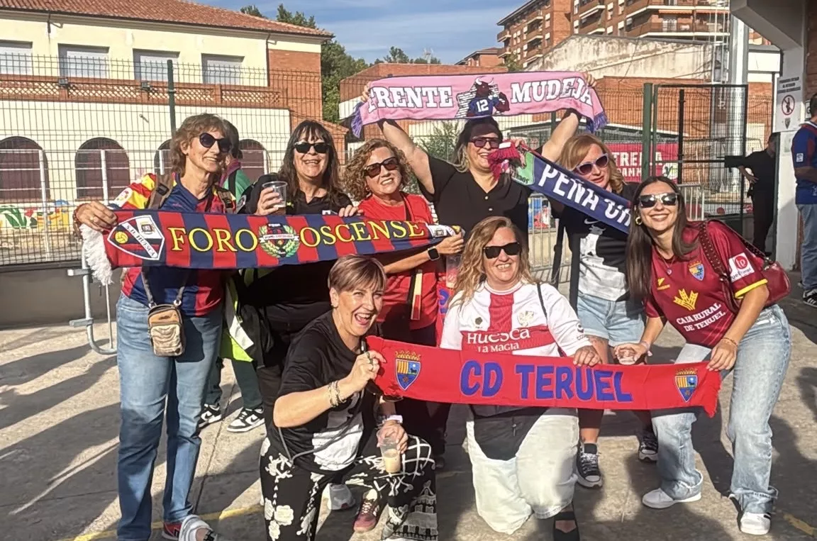 Aficionados del Huesca tiñen de azulgrana Teruel antes del derbi. Foto: DH