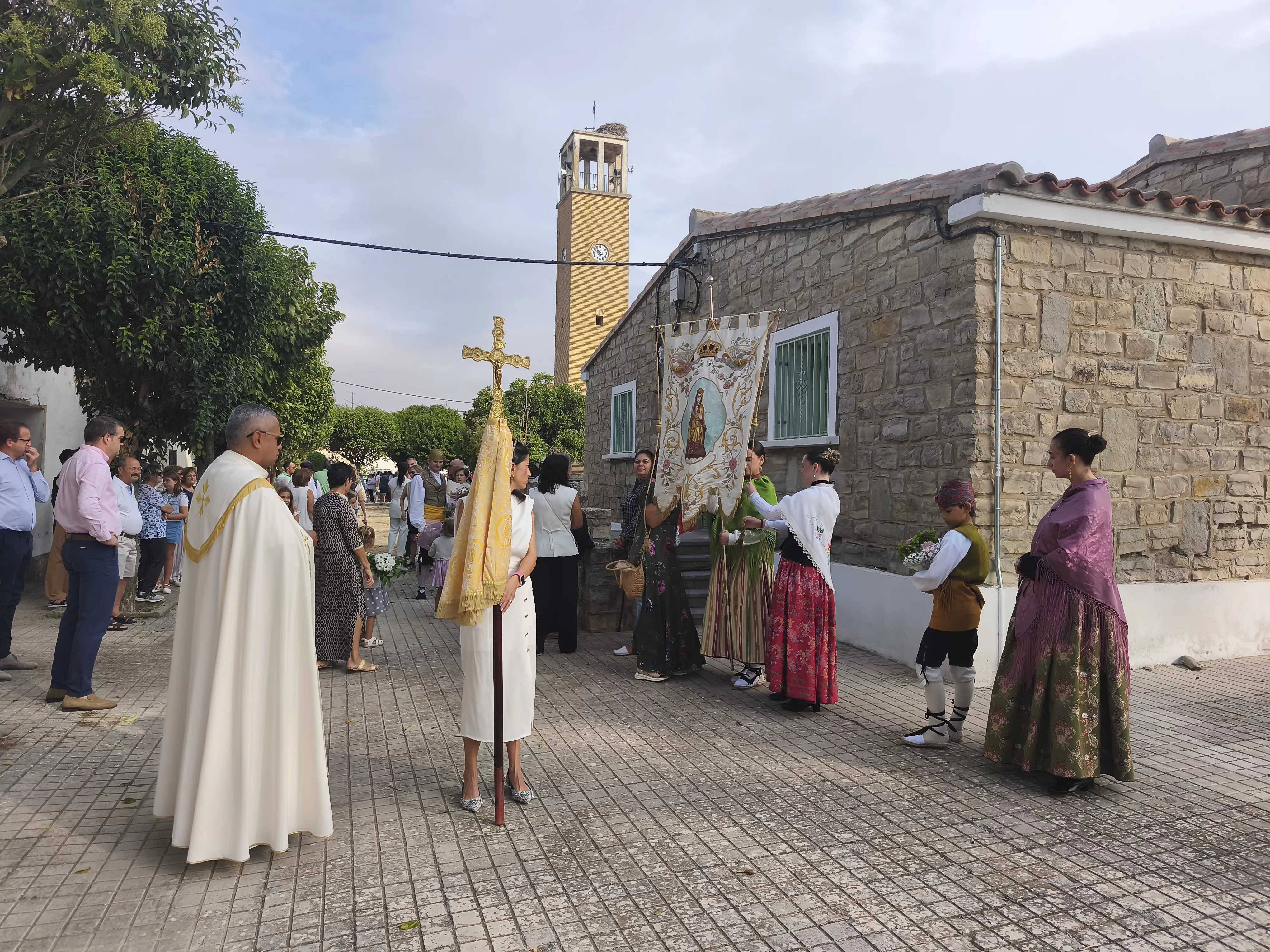 Romería de San Jorge a Gurrea de Gállego con la Virgen portada por mujeres