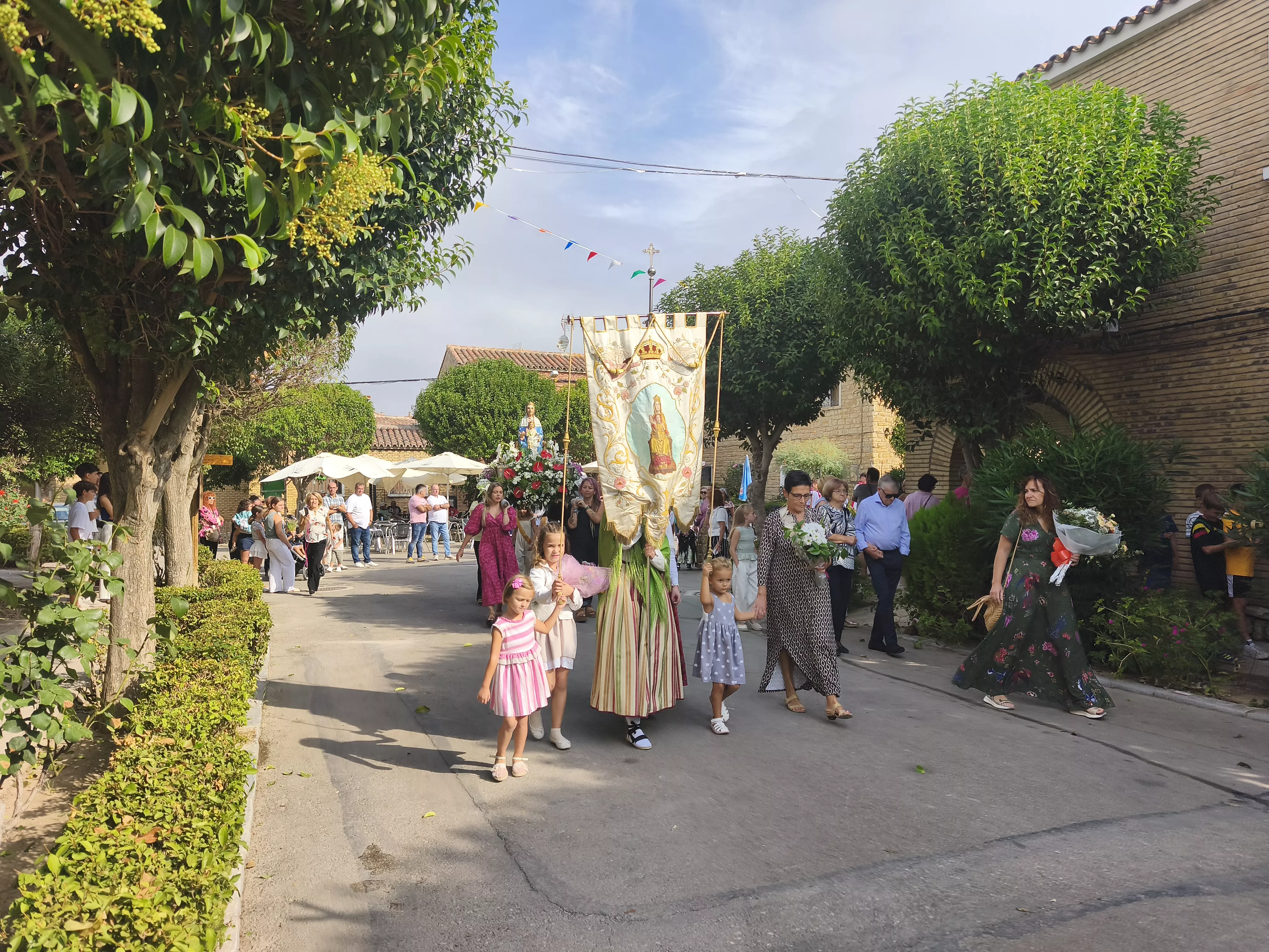 Romería de San Jorge a Gurrea de Gállego con la Virgen portada por mujeres
