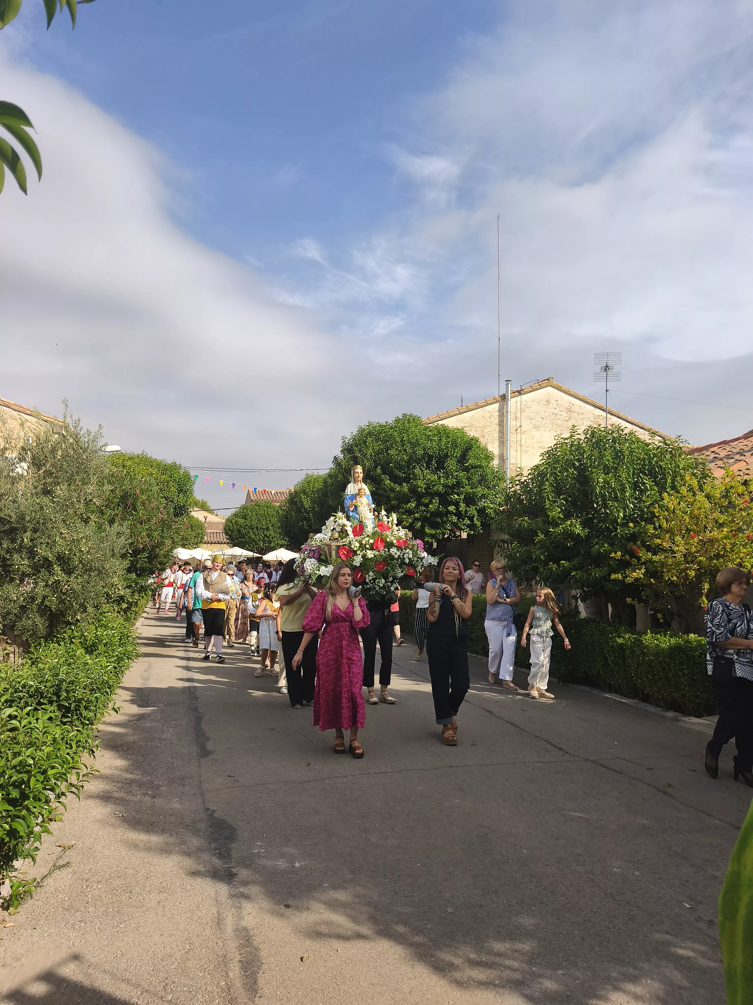 Romería de San Jorge a Gurrea de Gállego con la Virgen portada por mujeres