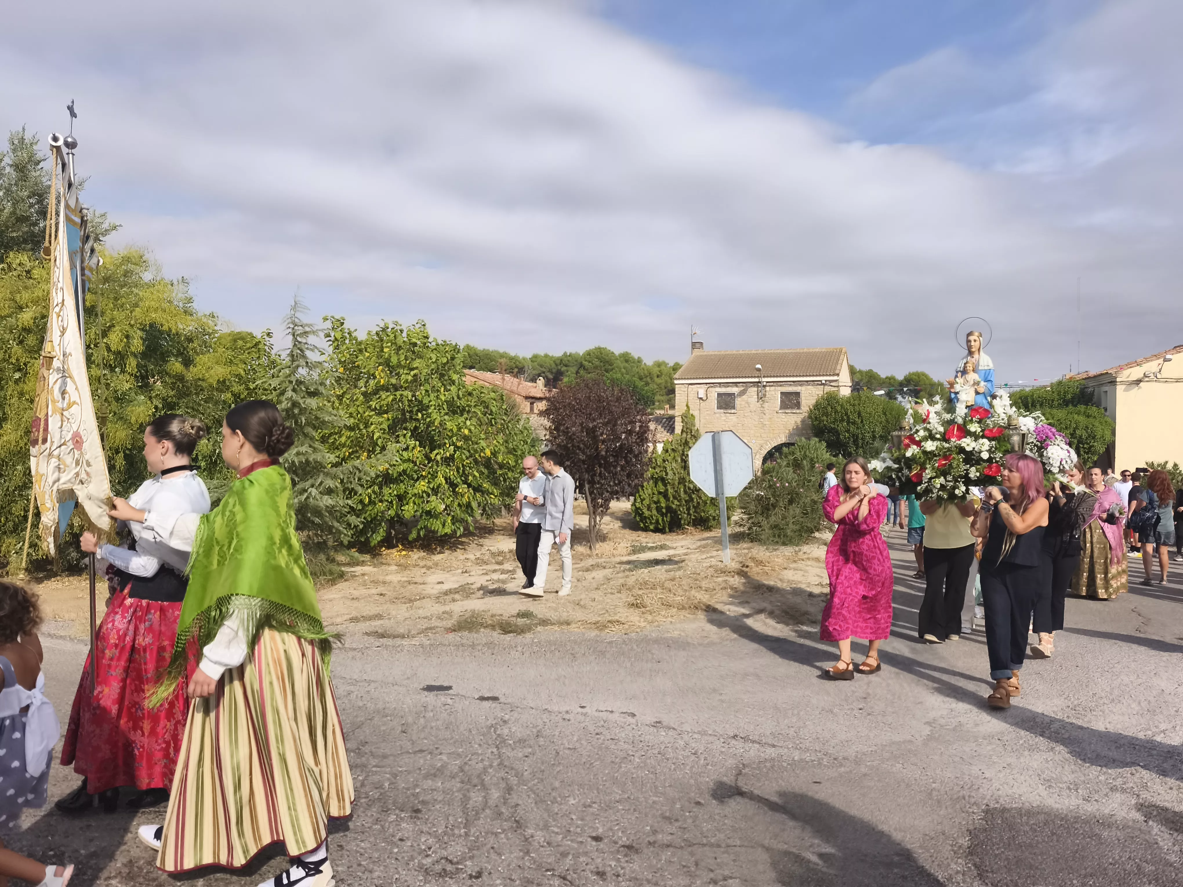 Romería de San Jorge a Gurrea de Gállego con la Virgen portada por mujeres