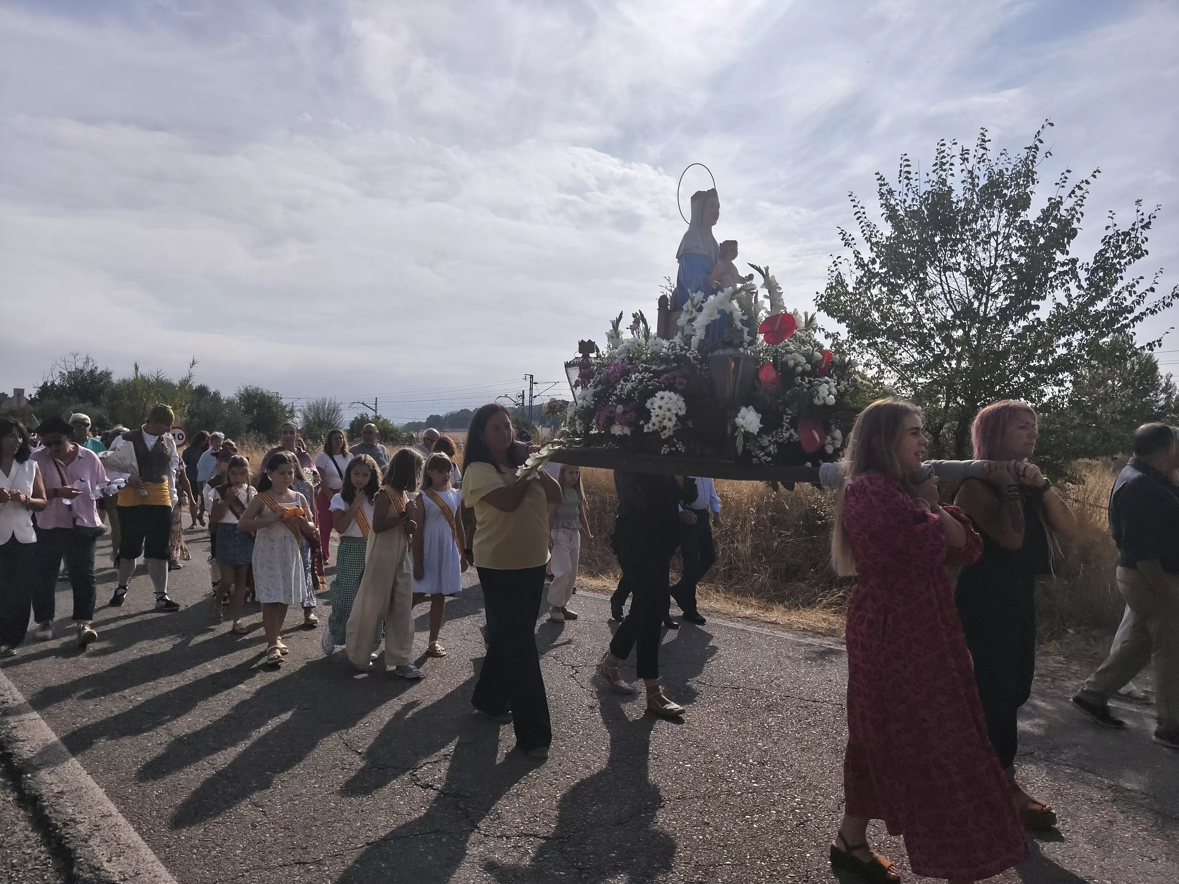 Romería de San Jorge a Gurrea de Gállego con la Virgen portada por mujeres