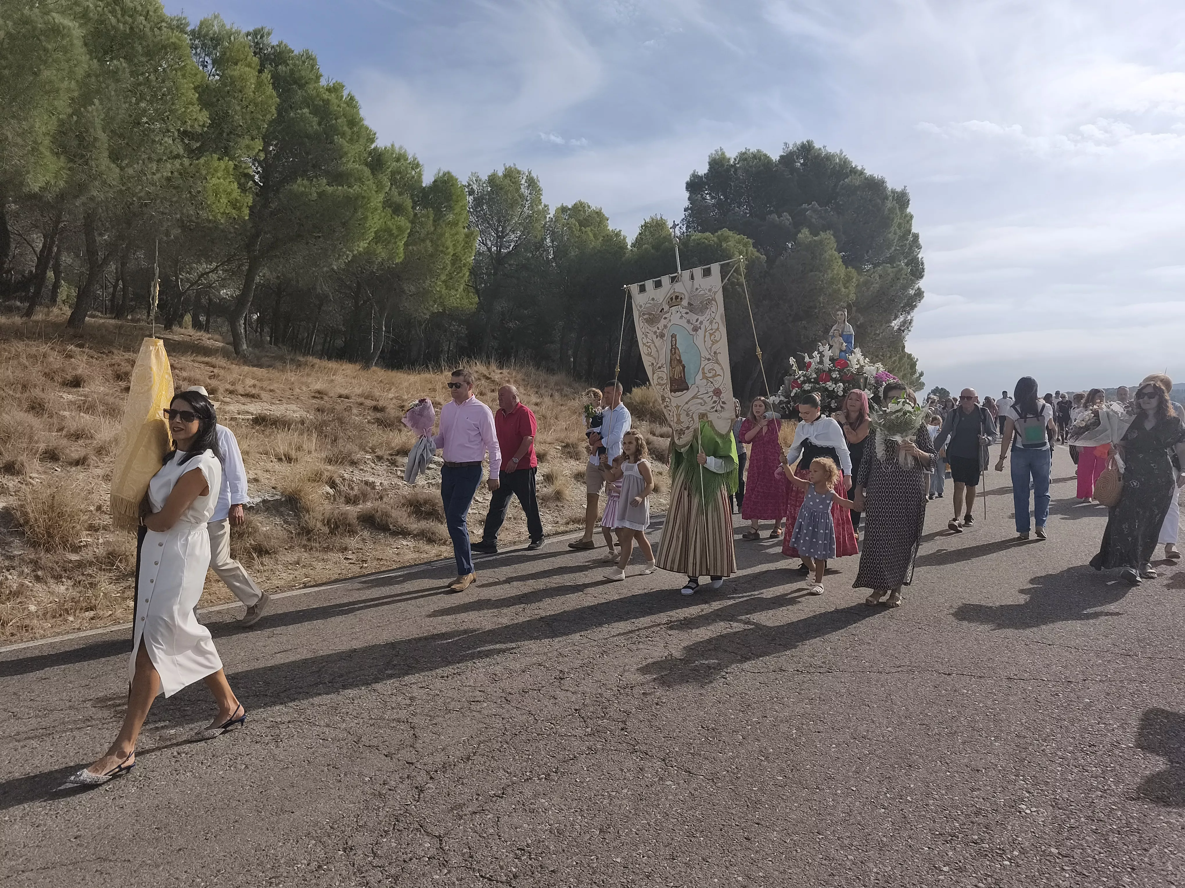 Romería de San Jorge a Gurrea de Gállego con la Virgen portada por mujeres