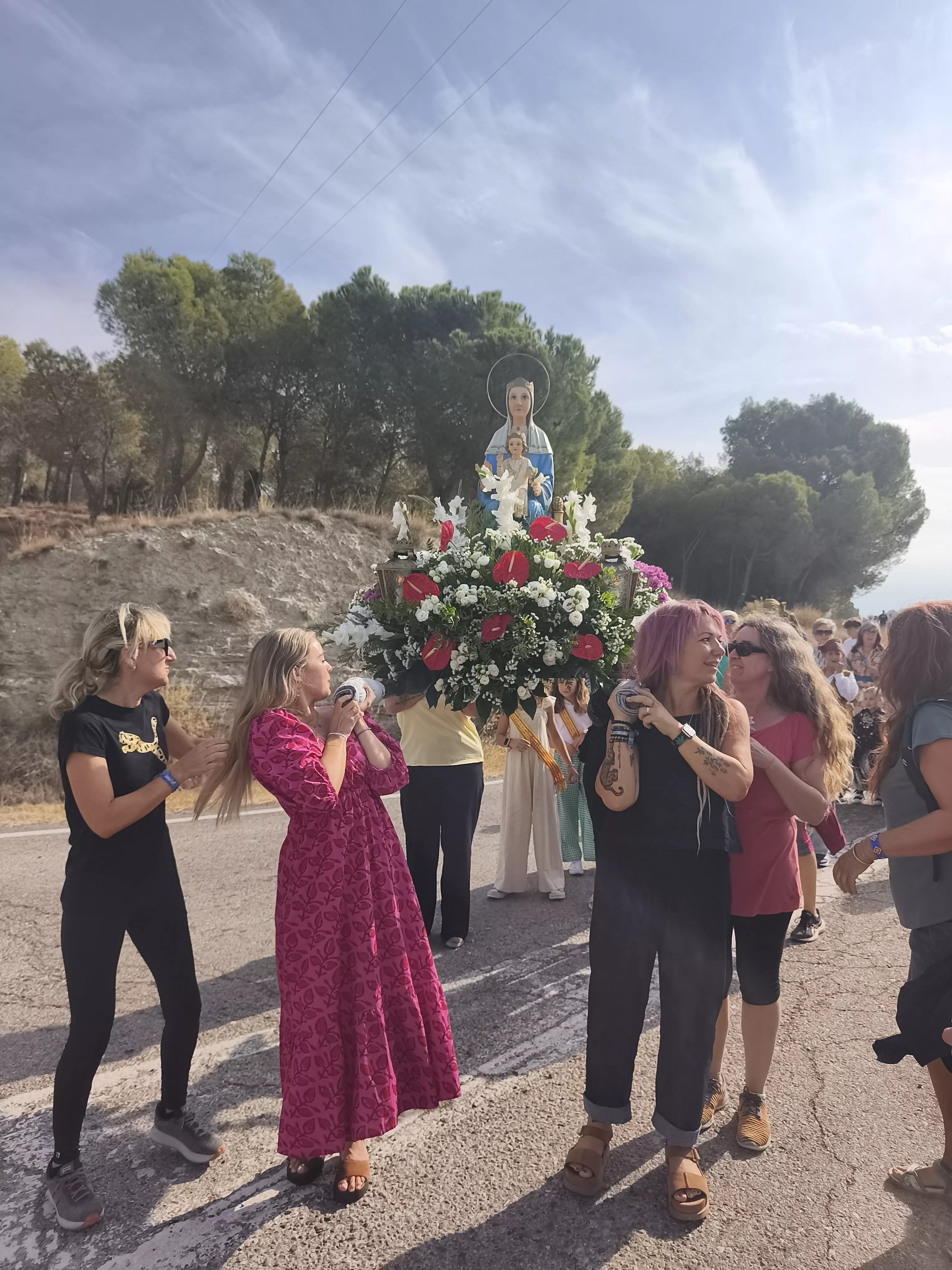 Romería de San Jorge a Gurrea de Gállego con la Virgen portada por mujeres
