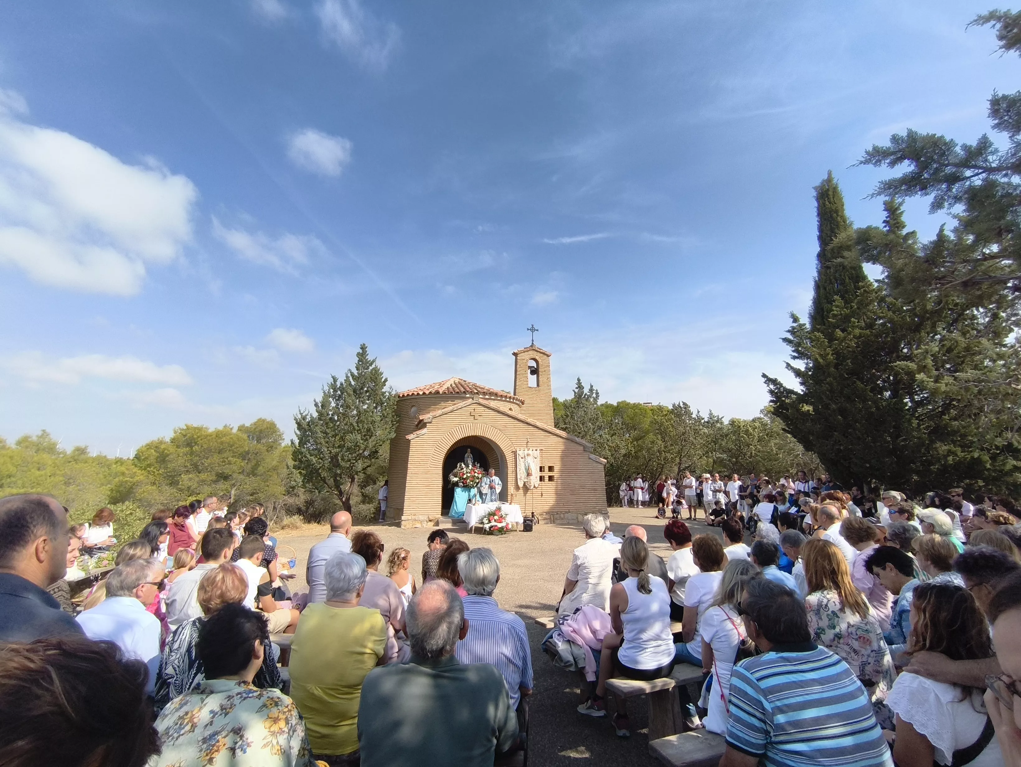 Romería de San Jorge a Gurrea de Gállego con la Virgen portada por mujeres