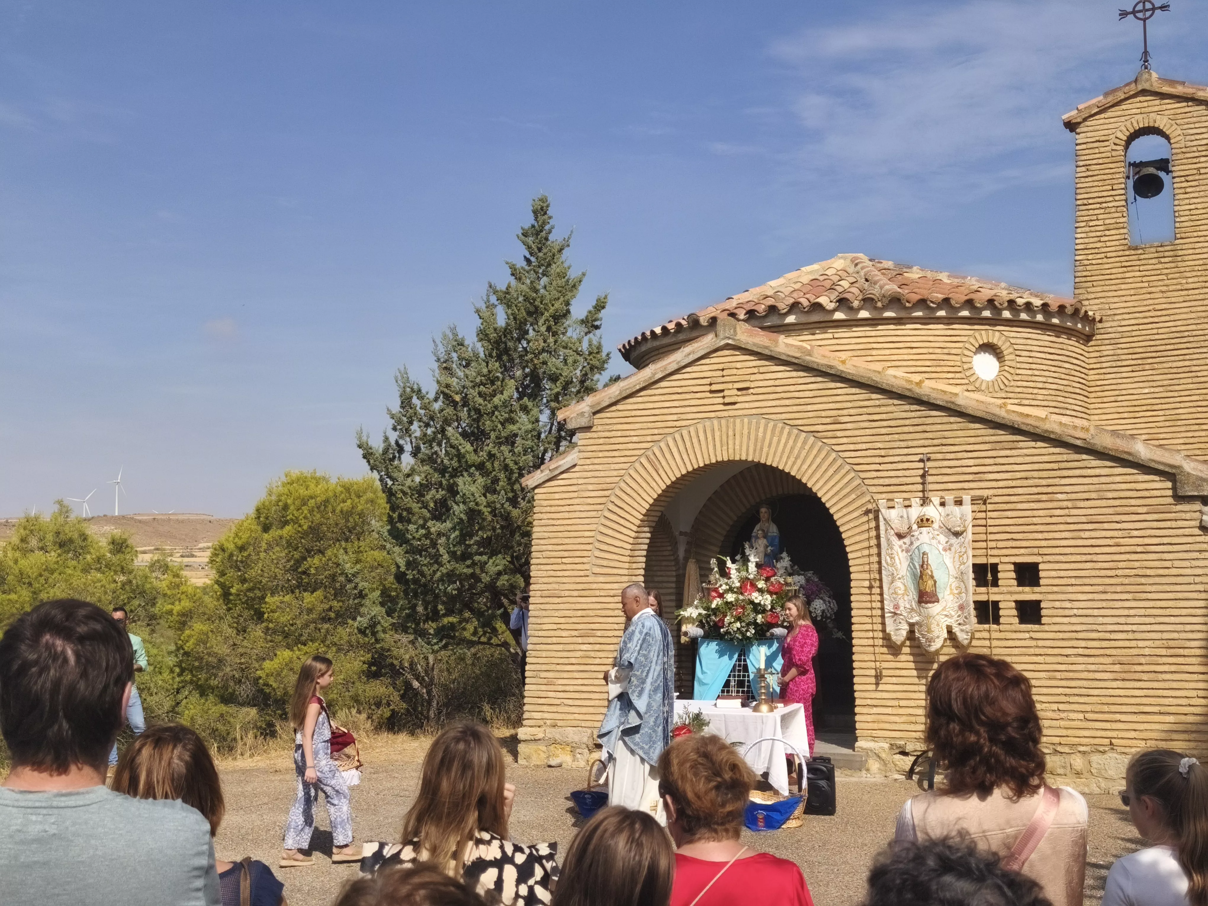Romería de San Jorge a Gurrea de Gállego con la Virgen portada por mujeres