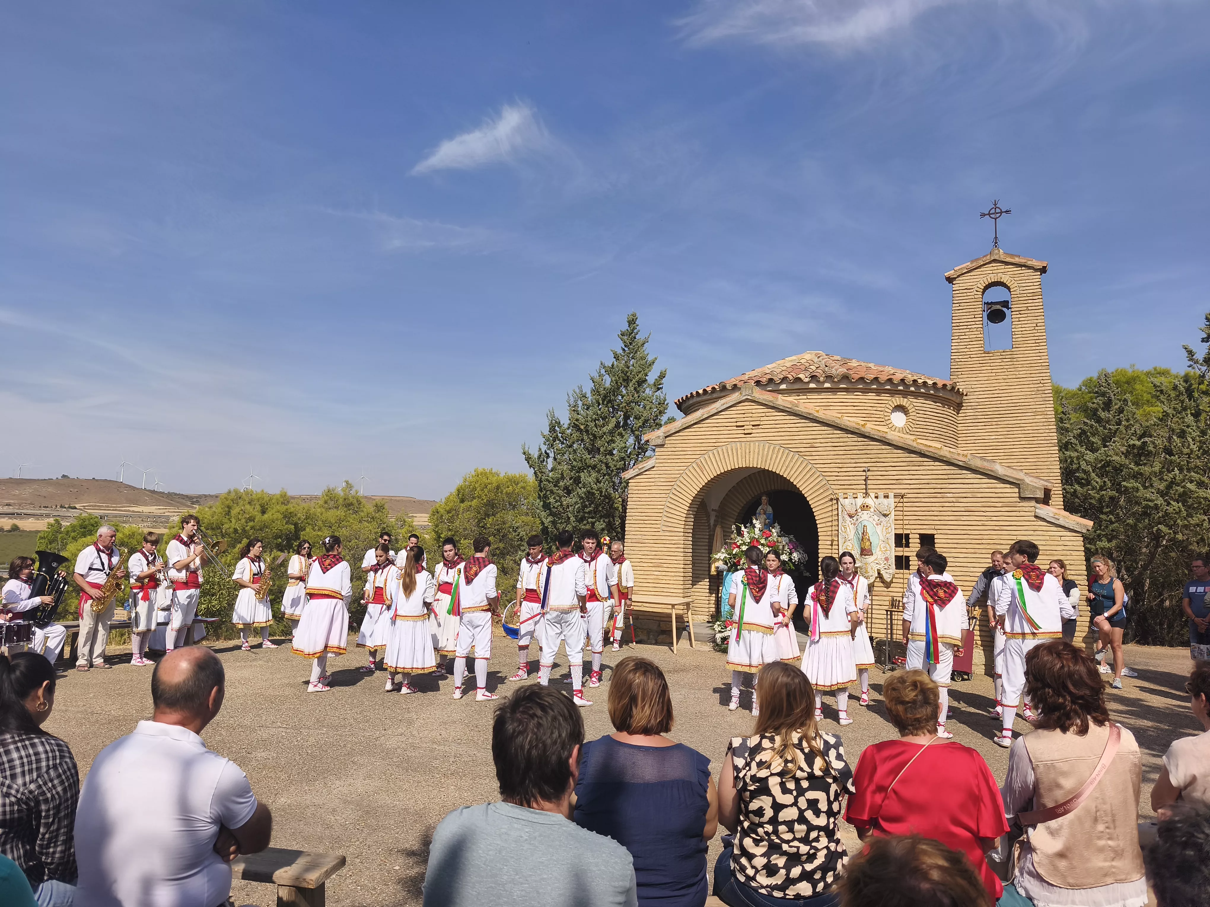 Romería de San Jorge a Gurrea de Gállego con la Virgen portada por mujeres
