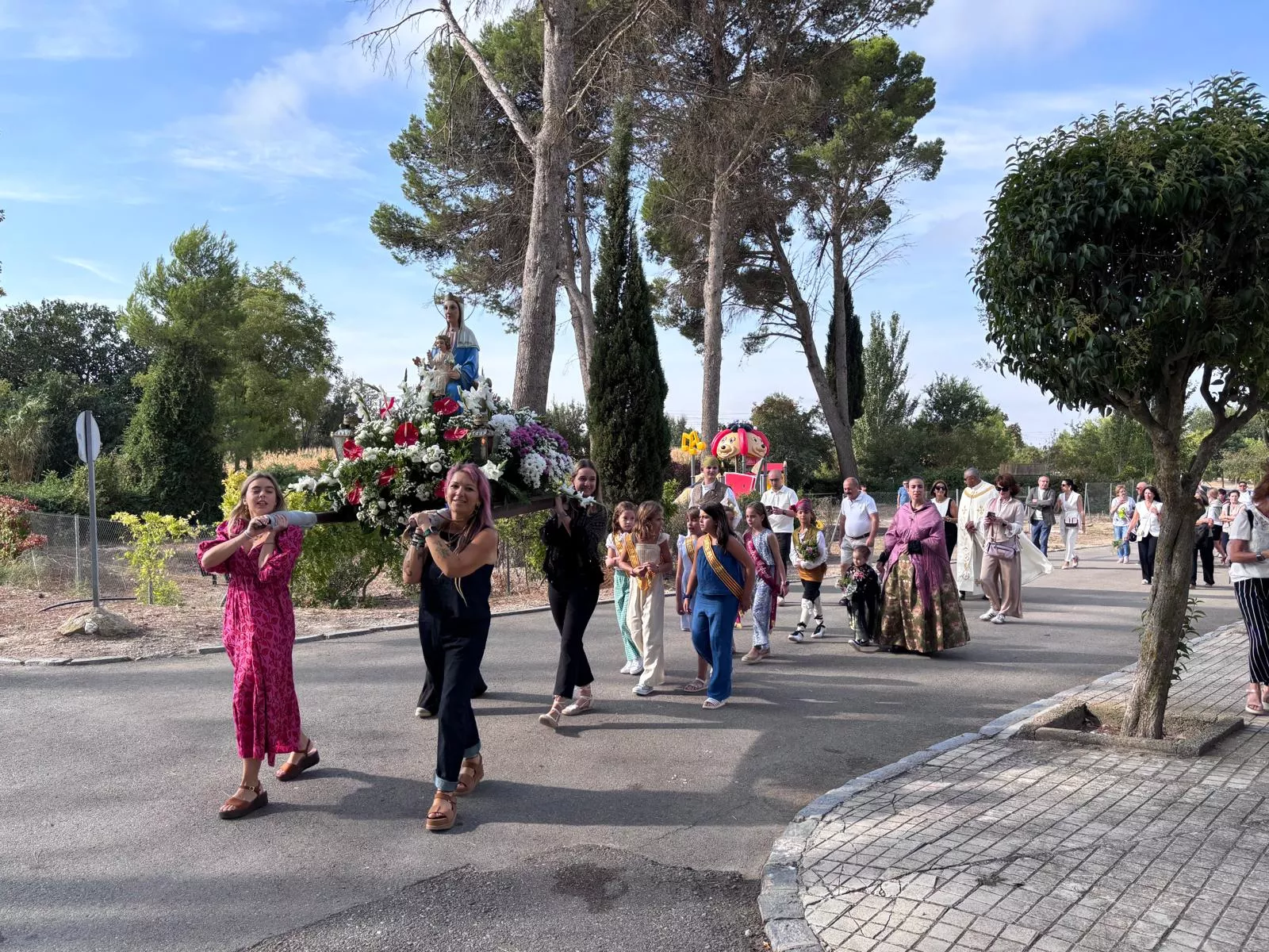 Romería de San Jorge a Gurrea de Gállego con la Virgen portada por mujeres