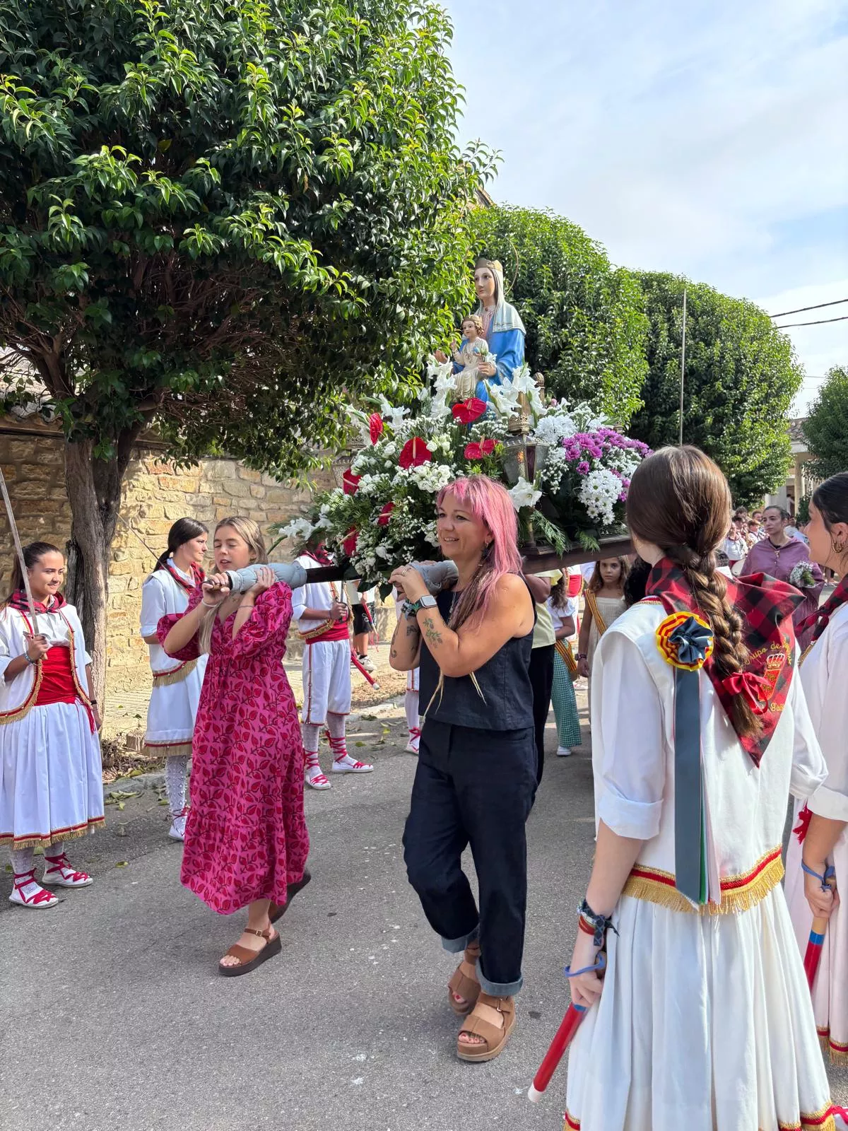 Romería de San Jorge a Gurrea de Gállego con la Virgen portada por mujeres