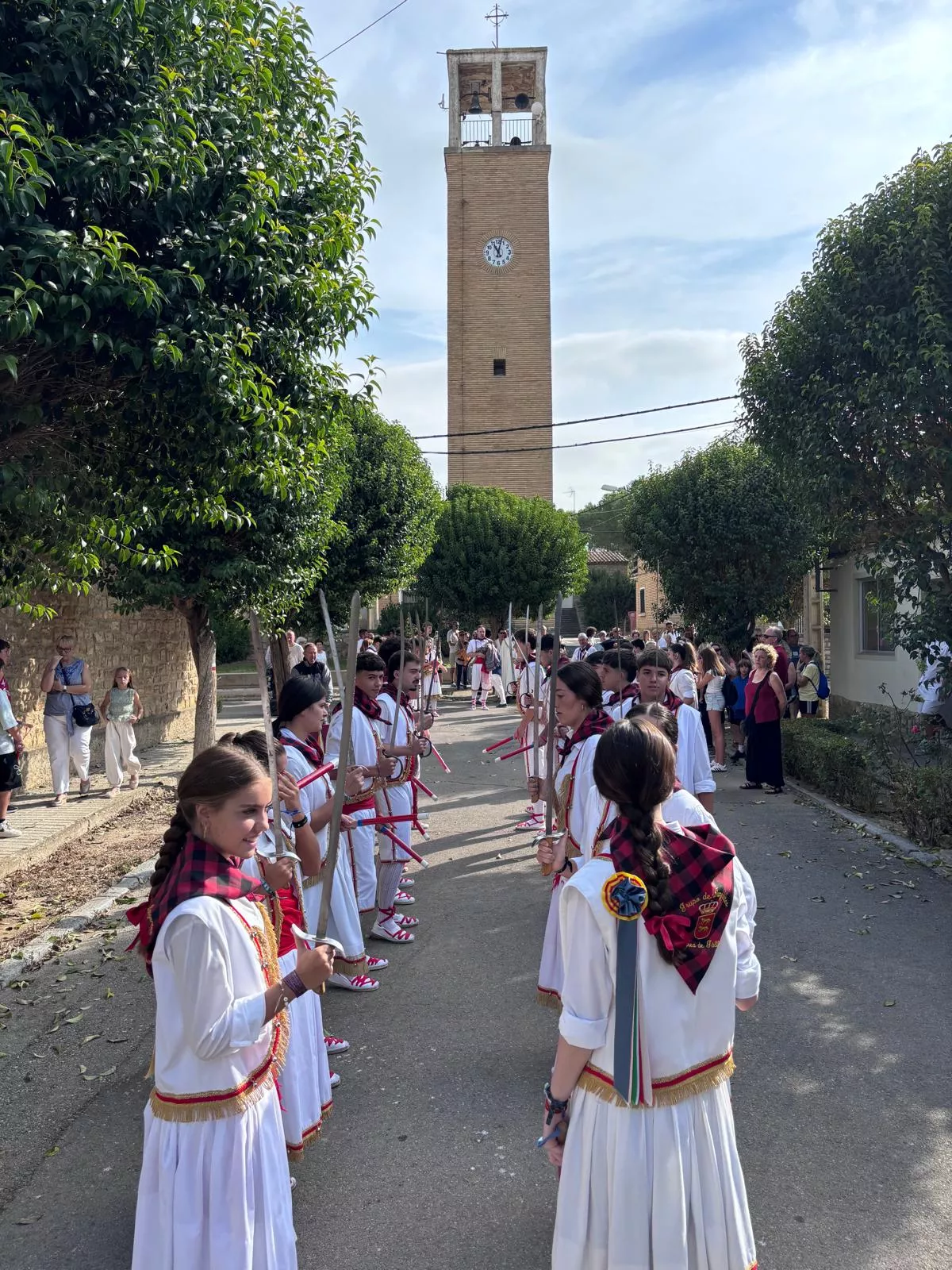 Romería de San Jorge a Gurrea de Gállego con la Virgen portada por mujeres