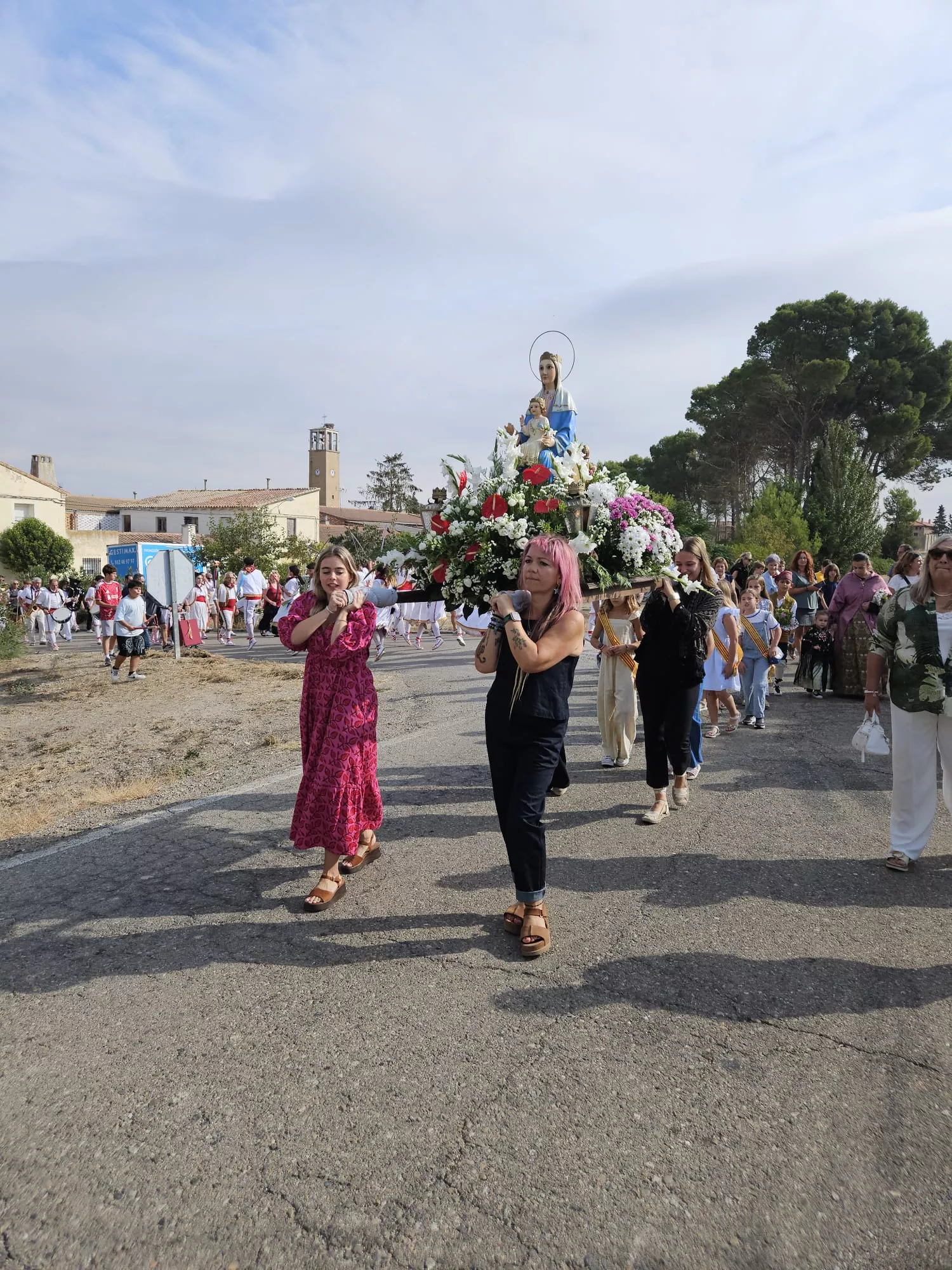 Romería de San Jorge a Gurrea de Gállego con la Virgen portada por mujeres
