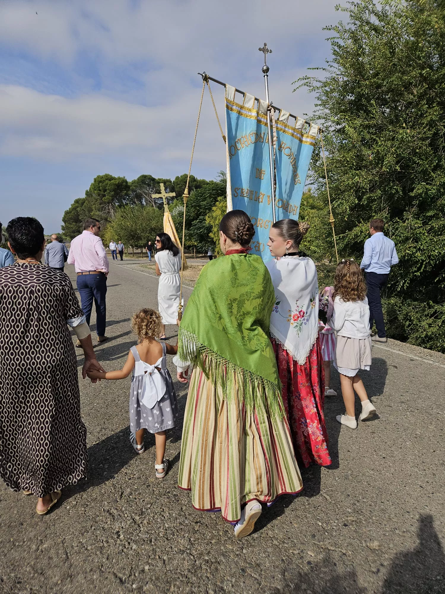Romería de San Jorge a Gurrea de Gállego con la Virgen portada por mujeres
