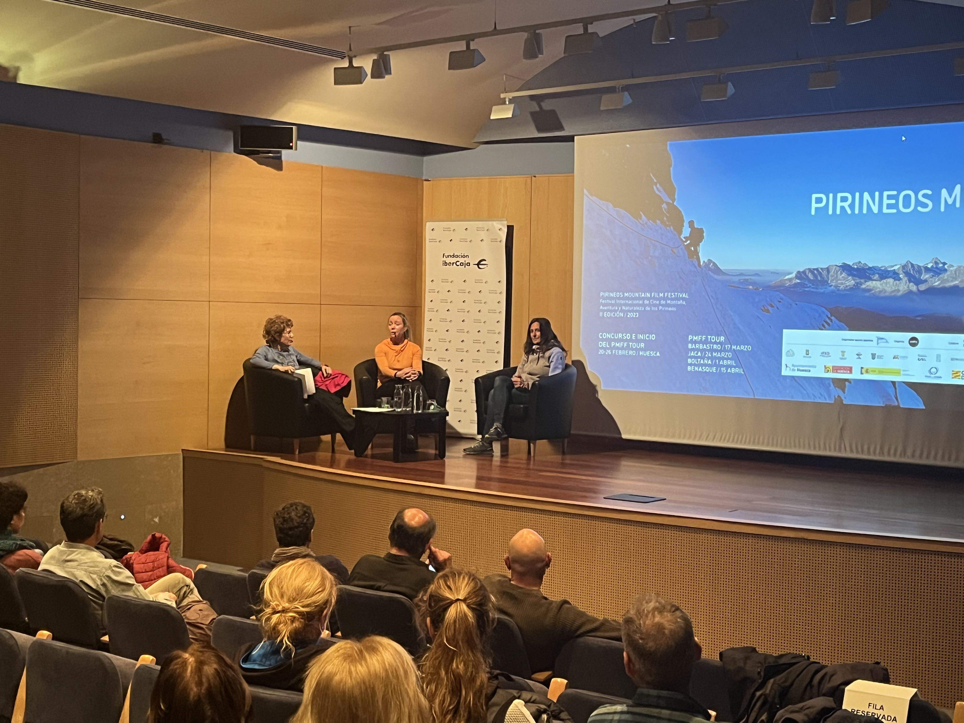 Lola Mas, socia de Peña Guara; Marta Alejandre; geóloga; y Helena Parga, bióloga, en la mesa redonda. Foto: A. Mora