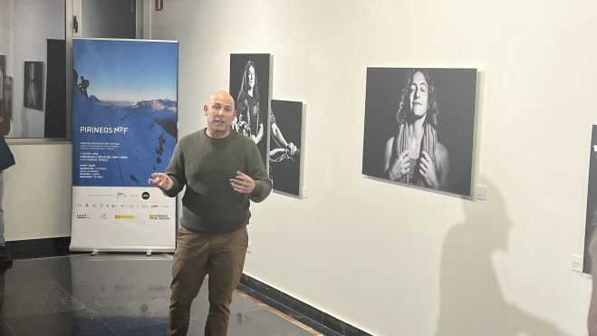 Antes de la mesa redonda se ha organizado una visita guiada a la exposición "Montaña en femenino" por Jon Martínez. Foto: A. Mora Antes de la mesa redonda se ha organizado una visita guiada a la exposición "Montaña en femenino" por Jon Martínez. Foto: A. Mora
