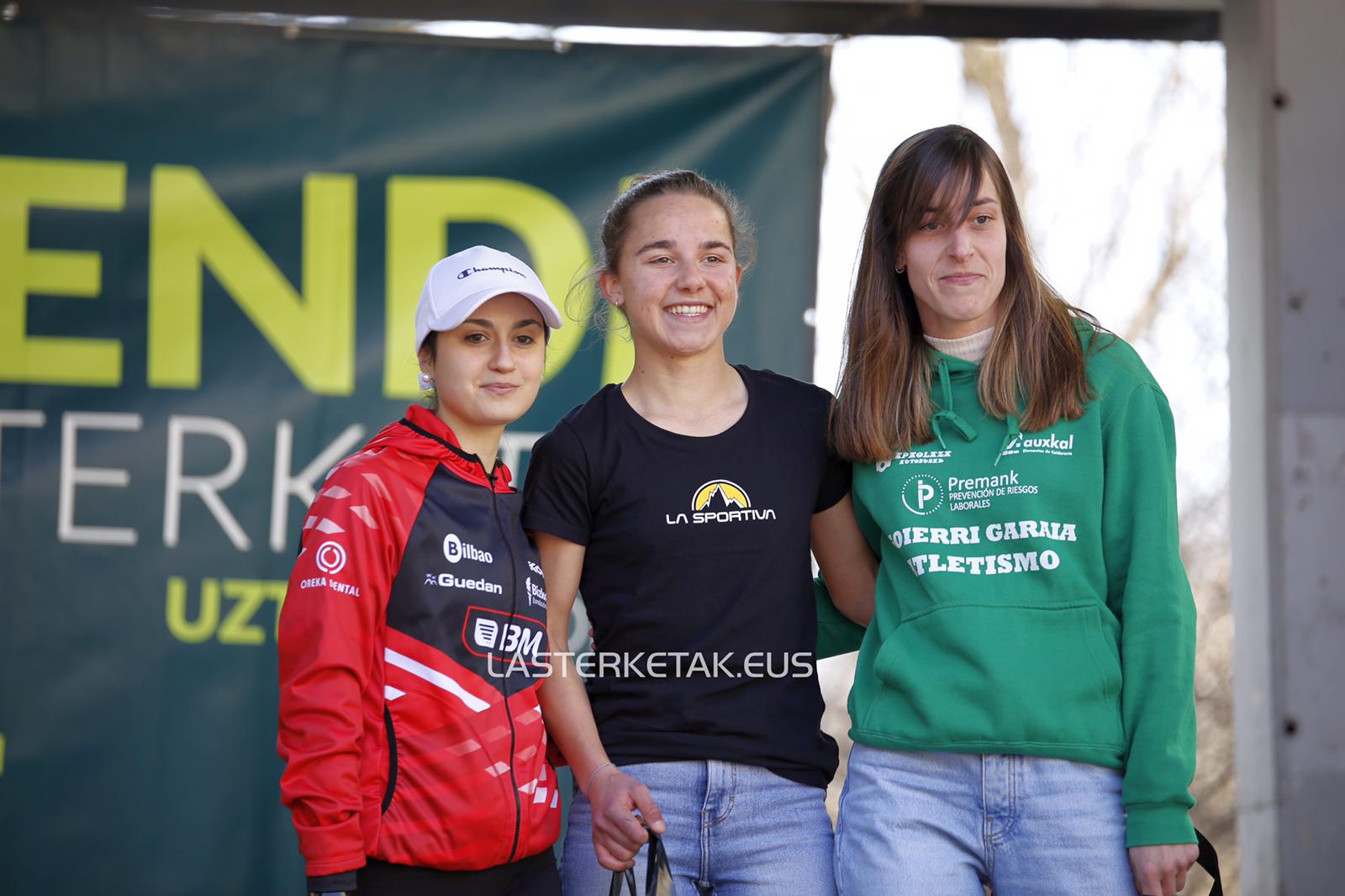 Carrodilla Cabestre, sonriente, en el podio tras ganar la UZ Trail. Foto: lasterketak