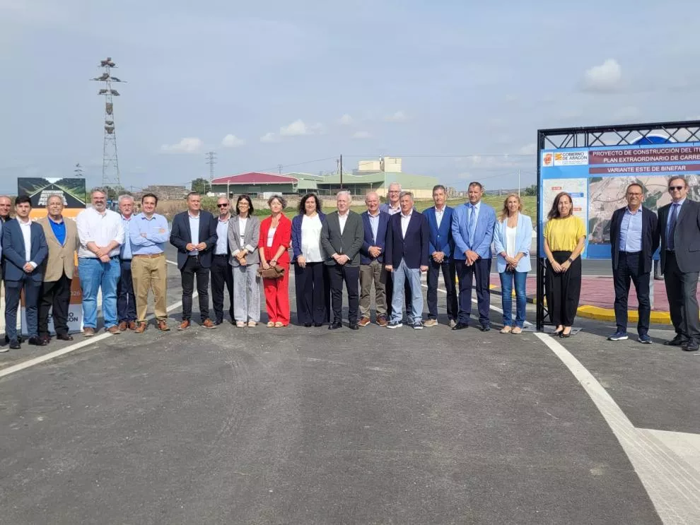 Foto de familia de la inauguración de la Variante de Binéfar