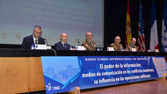 Mesa presidencial de la apertura del Curso de Defensa de Jaca.