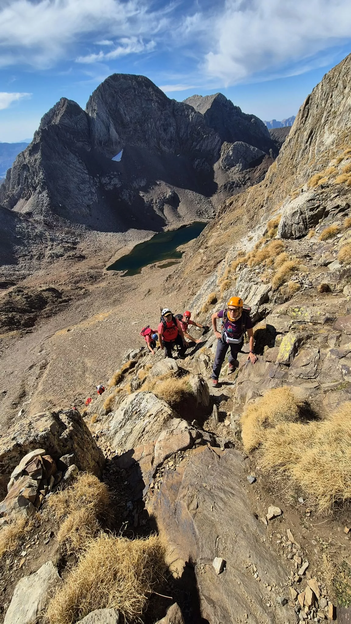 Ascenso por la pared Sur con el Garmo al fondo 