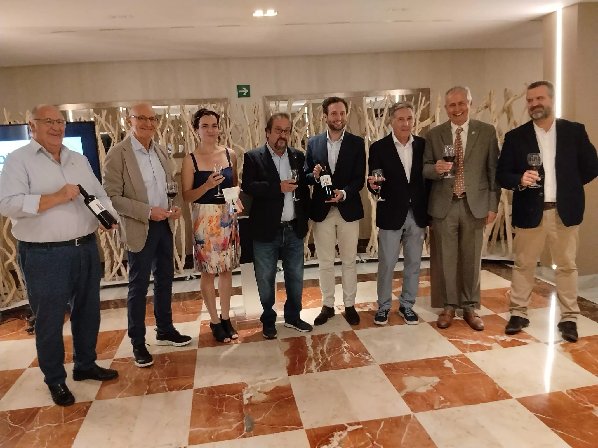 Rotarios y autoridades con el nuevo Vino Solidario de Enate