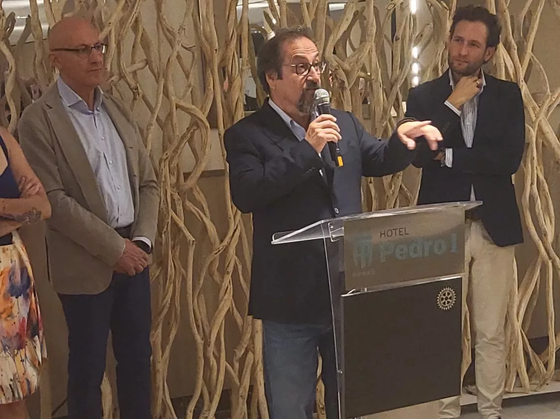 Julio Luzán se dirige a los presentes Julio Luzán se dirige a los presentes