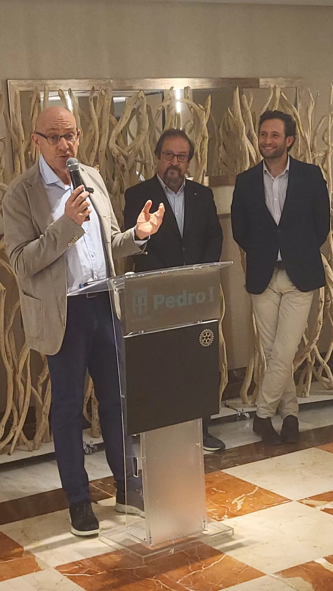 Vino Solidario de Enate para los Rotarios