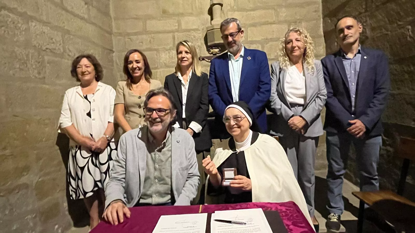 Tradicional entrega de un céntimo a las Miguelas por parte del Ayuntamiento de Huesca. Foto Mercedes Manterola