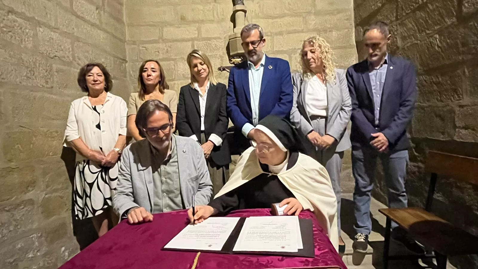 Tradicional entrega de un céntimo a las Miguelas por parte del Ayuntamiento de Huesca. Foto Mercedes Manterola