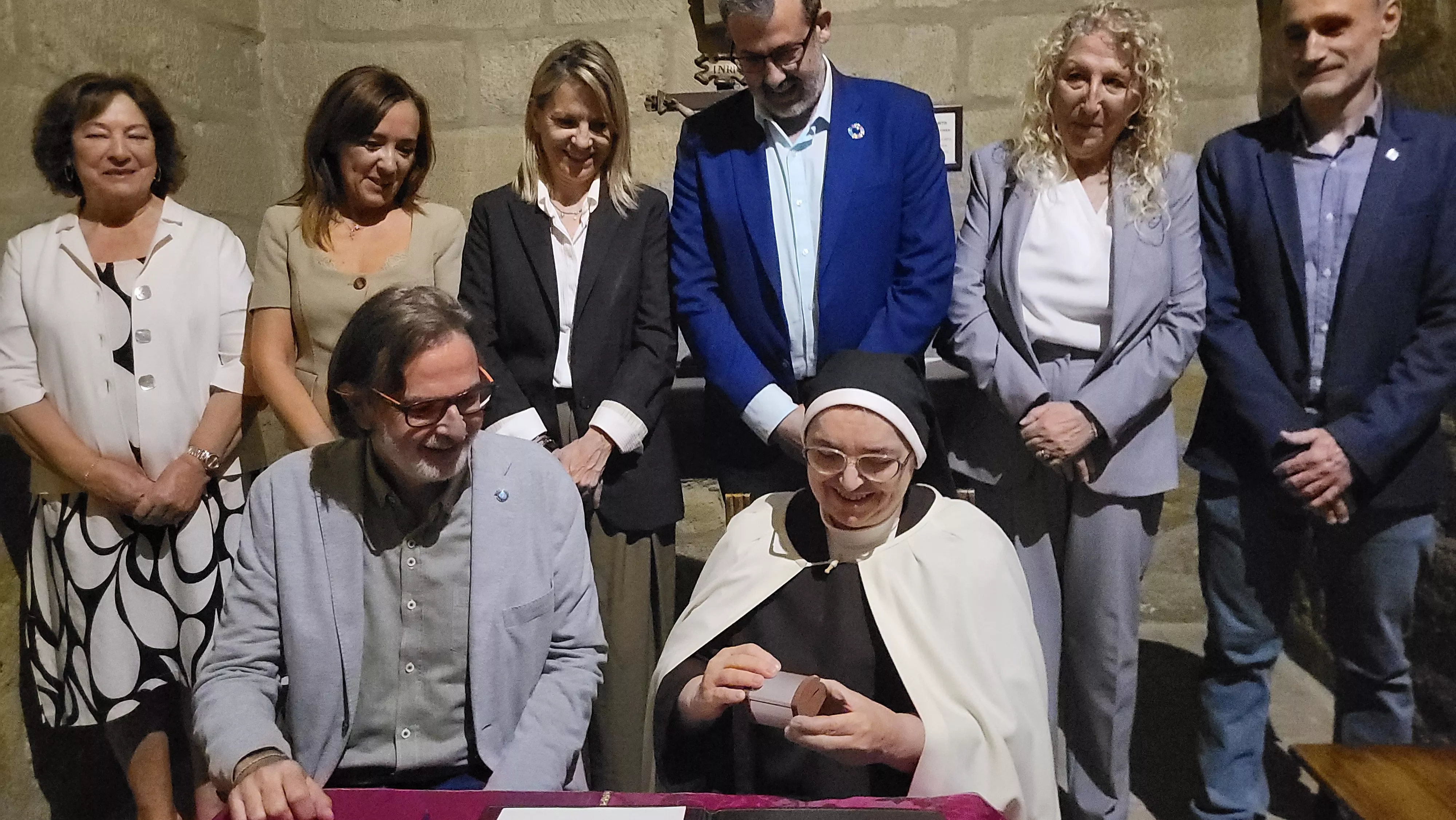 Tradicional entrega de un céntimo a las Miguelas por parte del Ayuntamiento de Huesca. Foto Mercedes Manterola