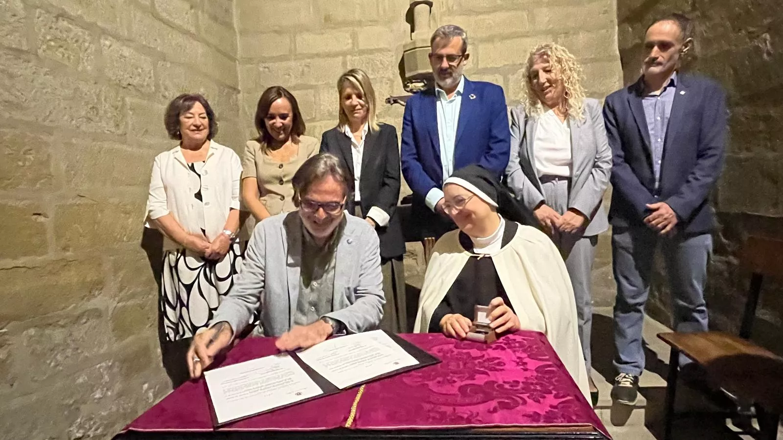 Tradicional entrega de un céntimo a las Miguelas por parte del Ayuntamiento de Huesca. Foto Mercedes Manterola