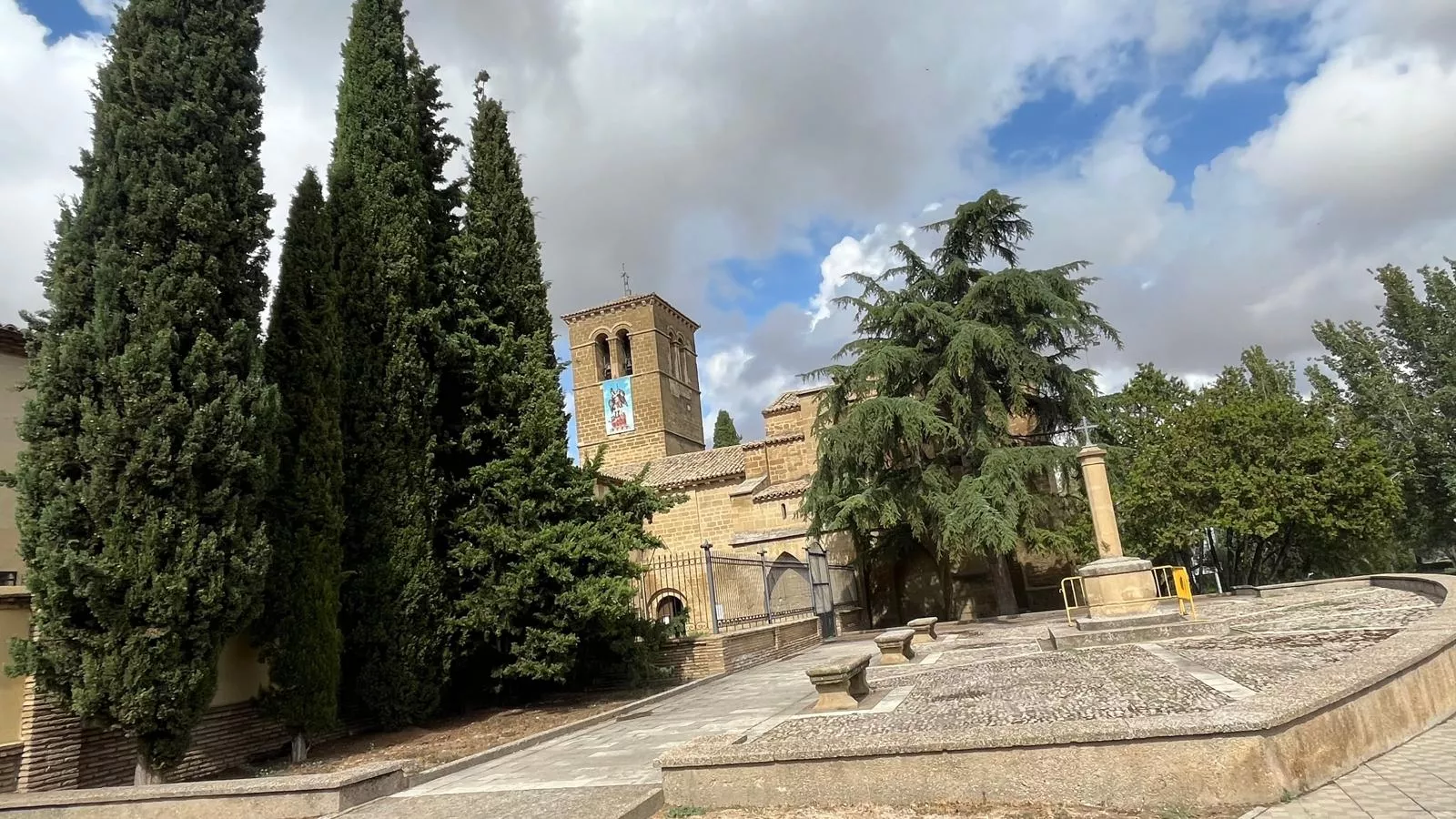 Tradicional entrega de un céntimo a las Miguelas por parte del Ayuntamiento de Huesca. Foto Mercedes Manterola