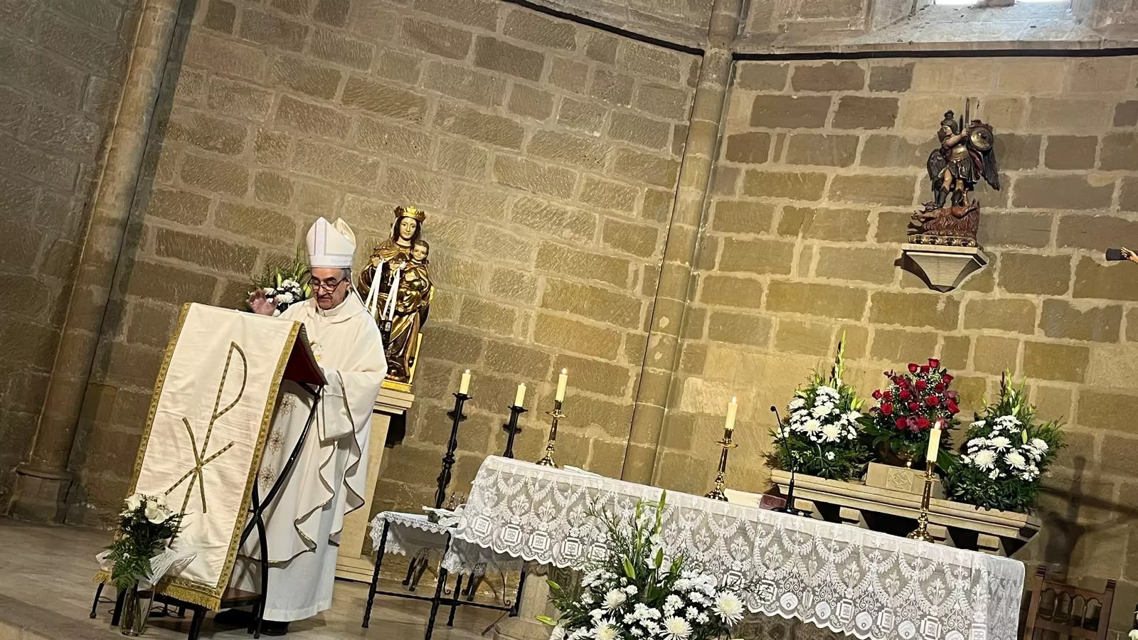 Tradicional entrega de un céntimo a las Miguelas por parte del Ayuntamiento de Huesca. Foto Mercedes Manterola